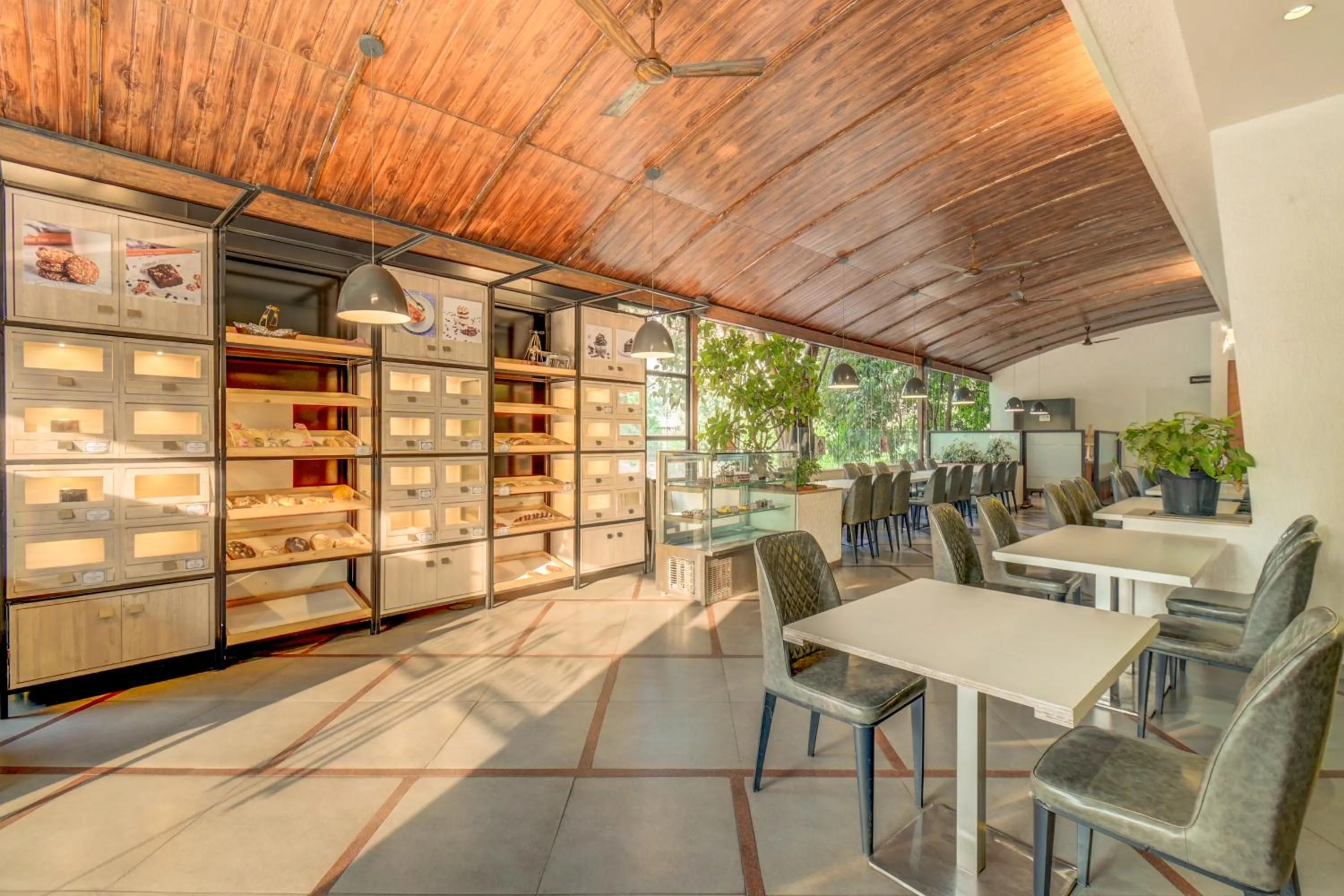 Restaurant/places to eat in The SSK Solitaire Hotel & Banquets