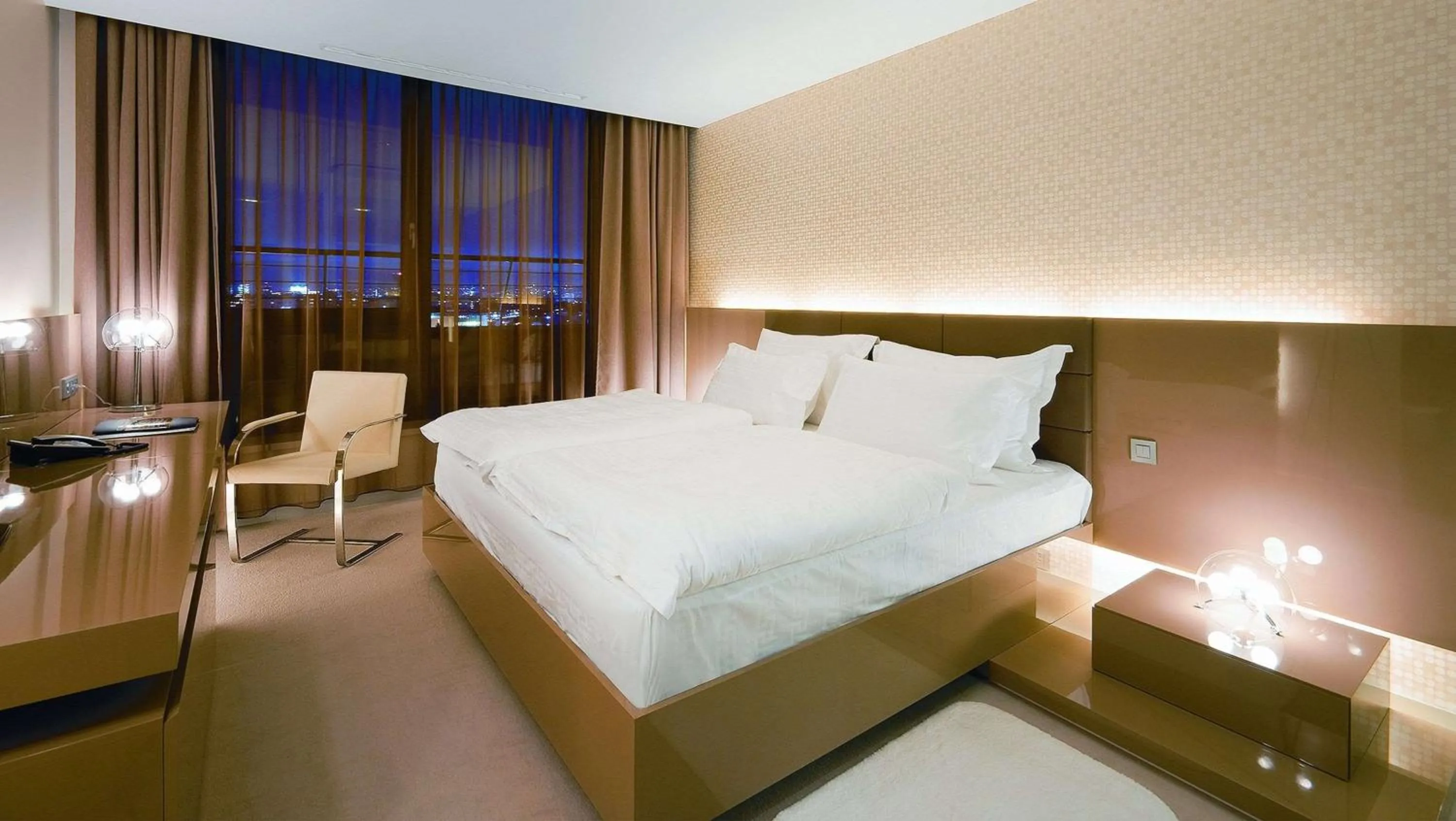 Bedroom, Bed in NH Bratislava Gate One