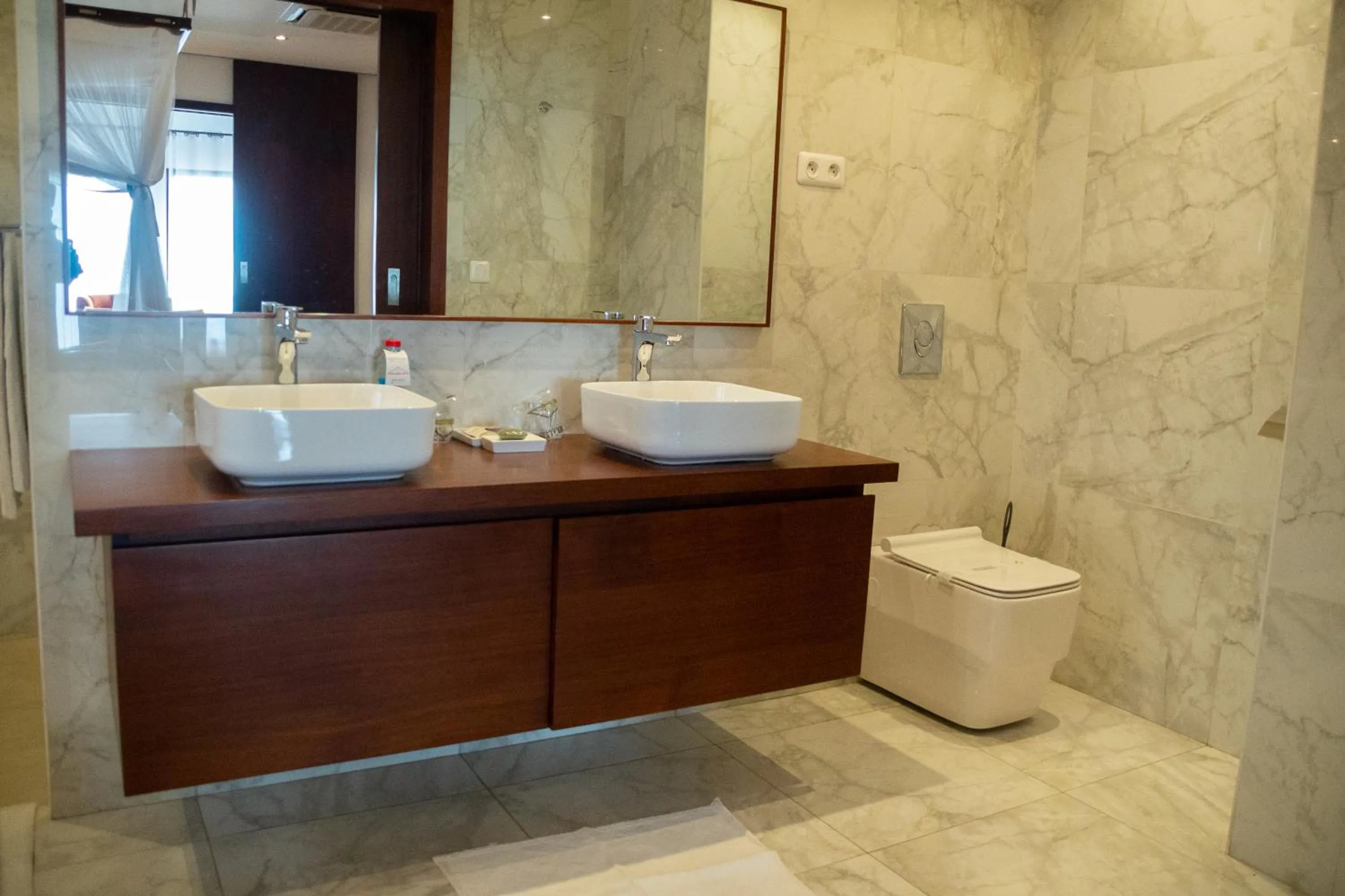 Toilet in La Varangue