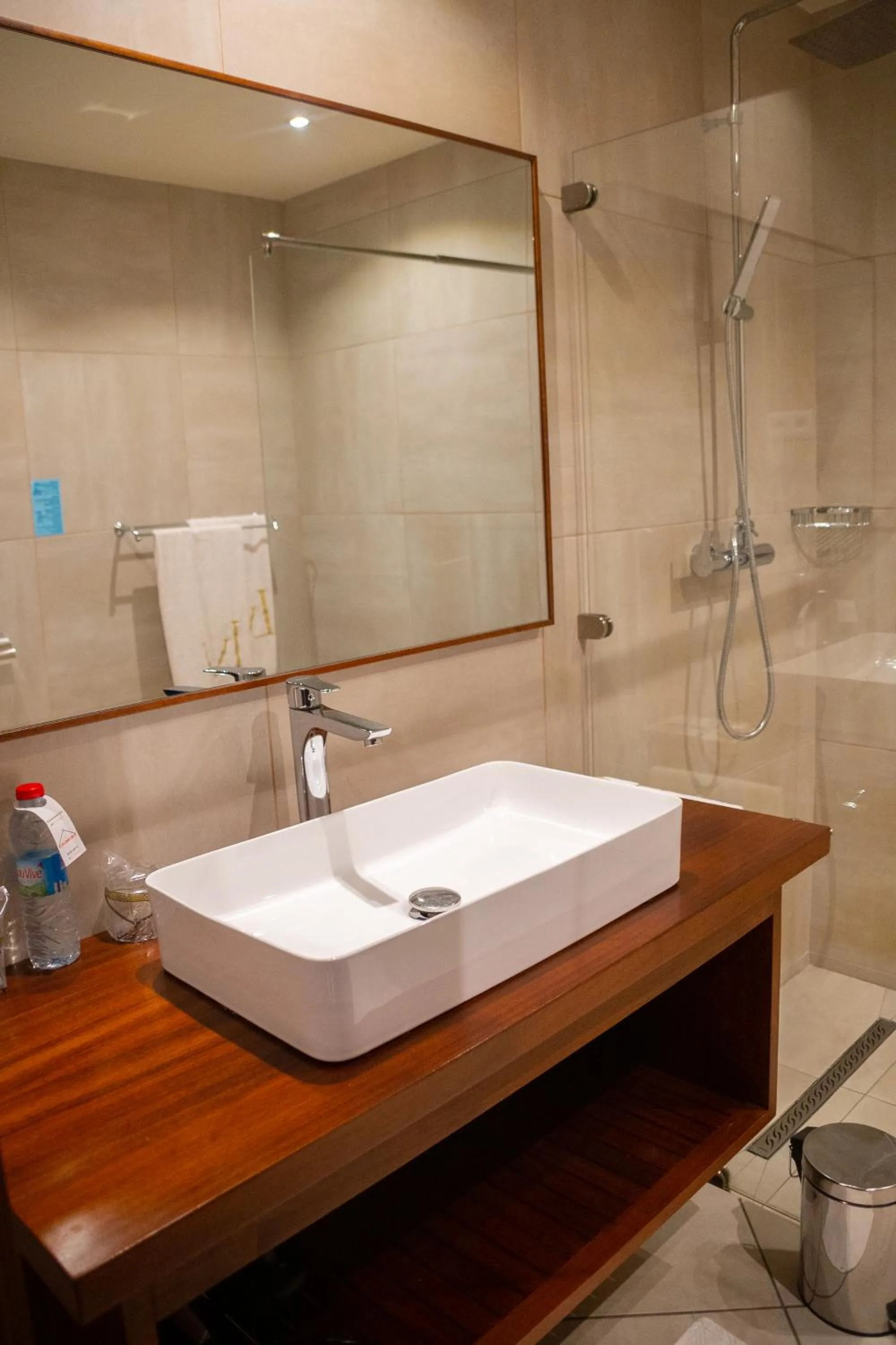 Shower in La Varangue