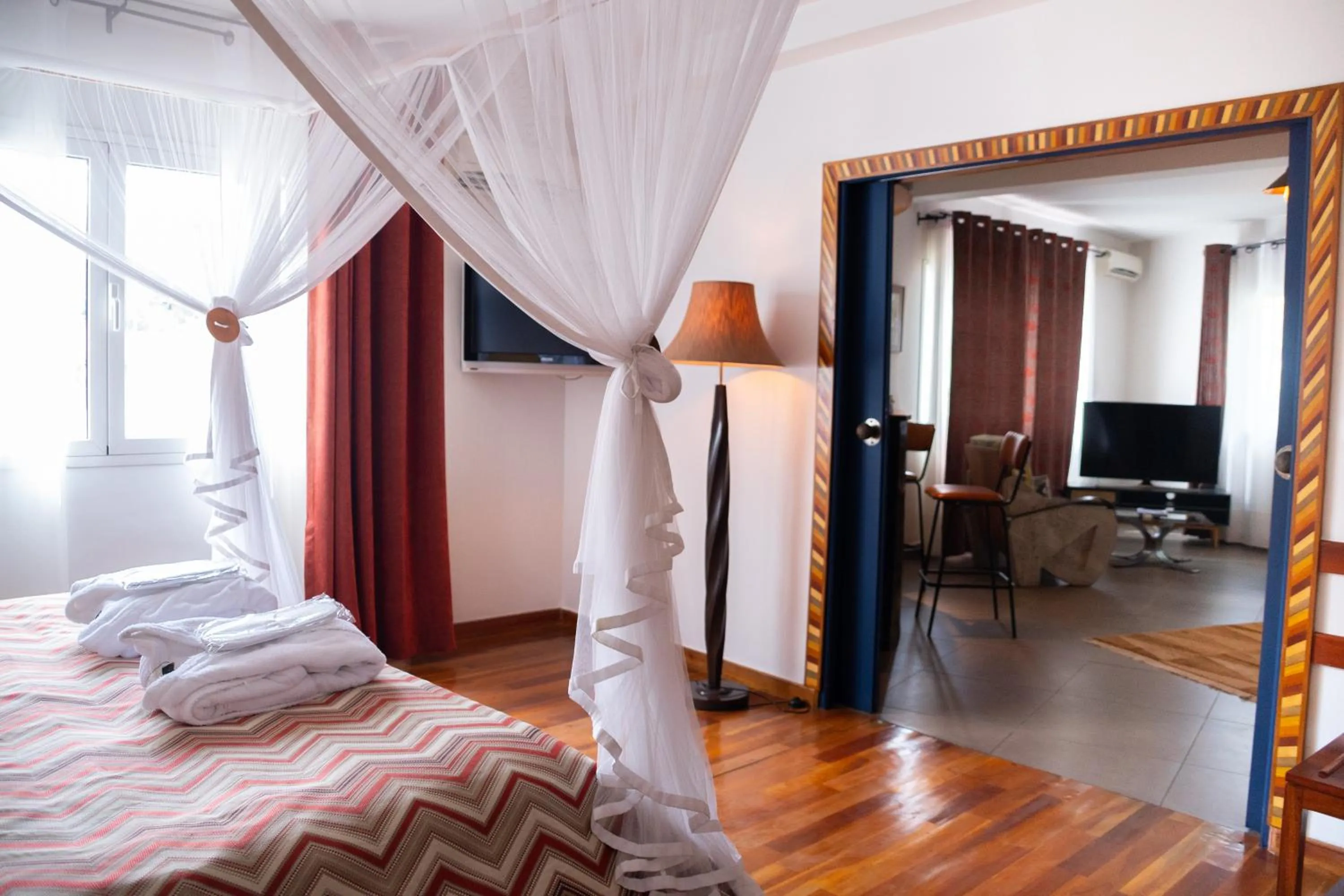 Dining area, Bed in La Varangue
