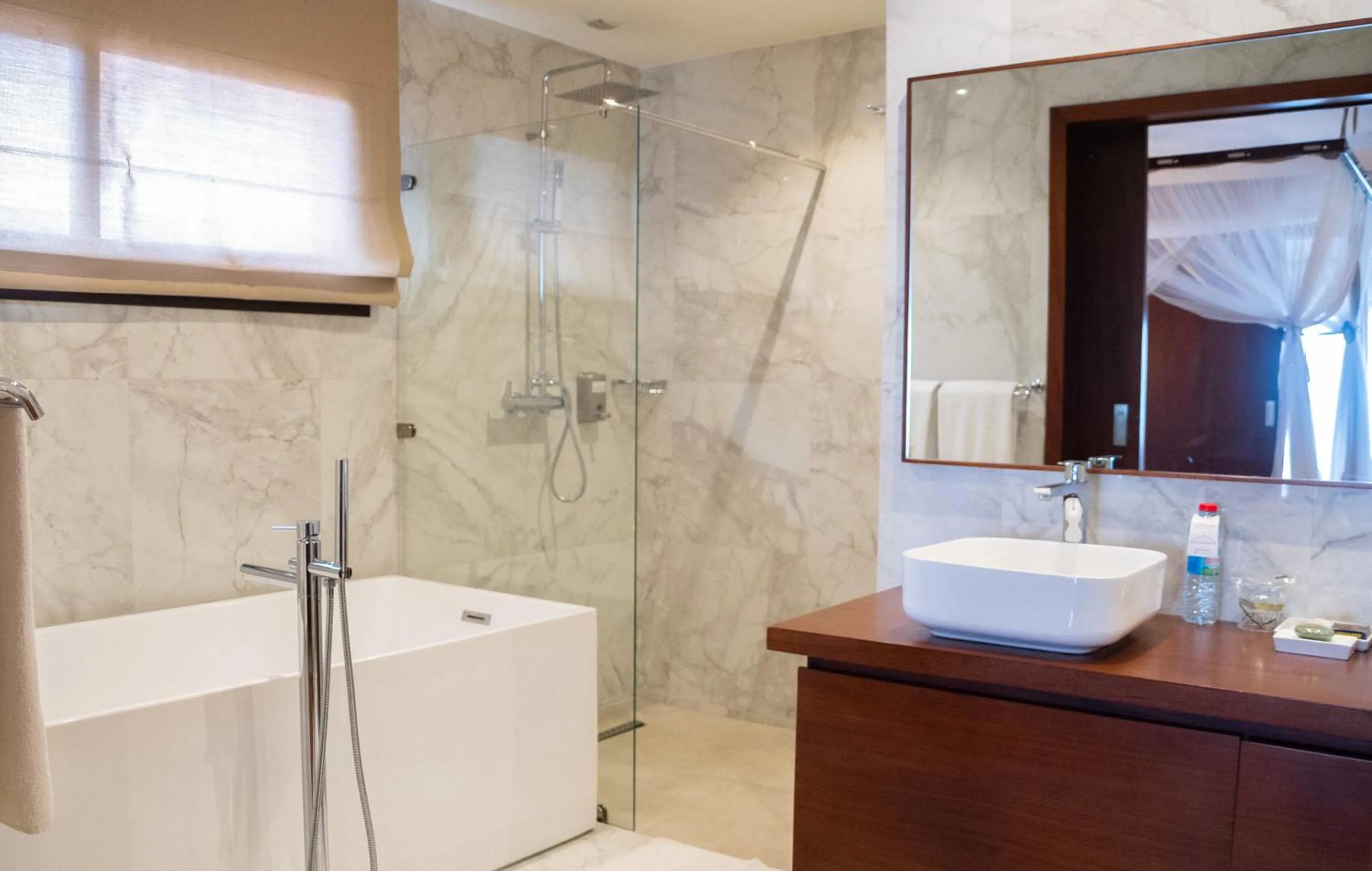 Shower in La Varangue