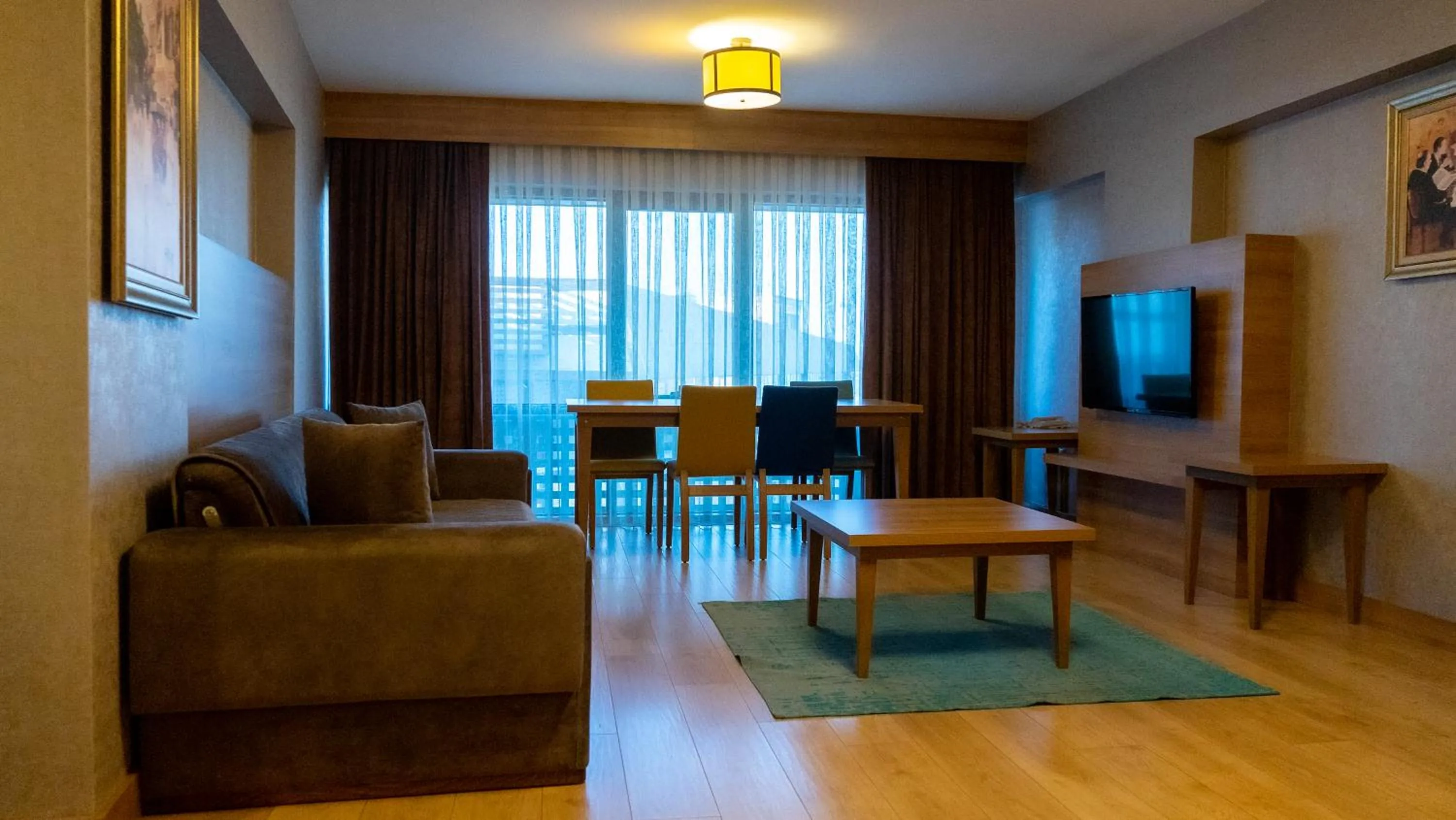 Communal lounge/ TV room in Bursa Suites Apart Otel