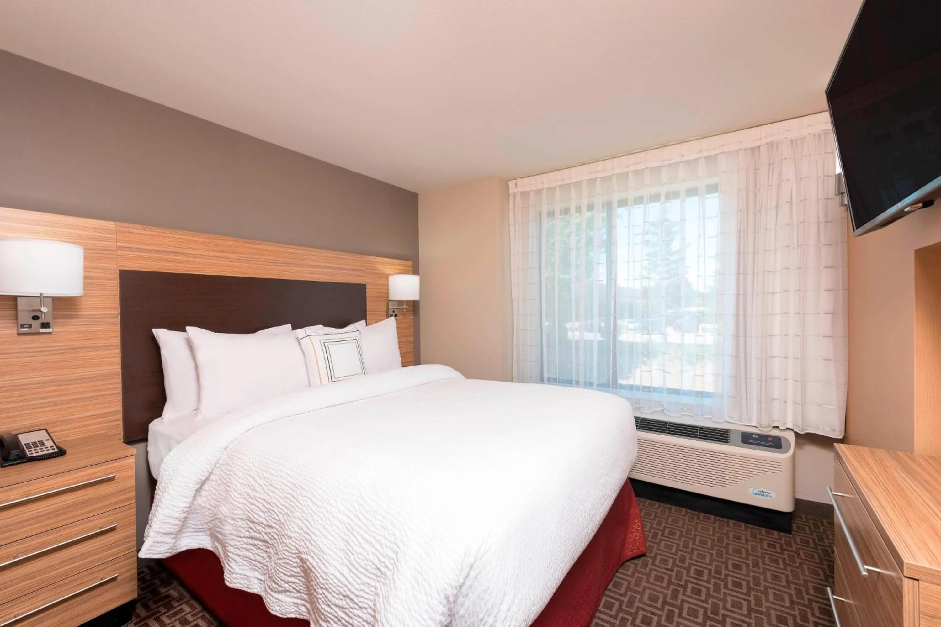 Bedroom, Bed in TownePlace Suites by Marriott Ontario-Mansfield
