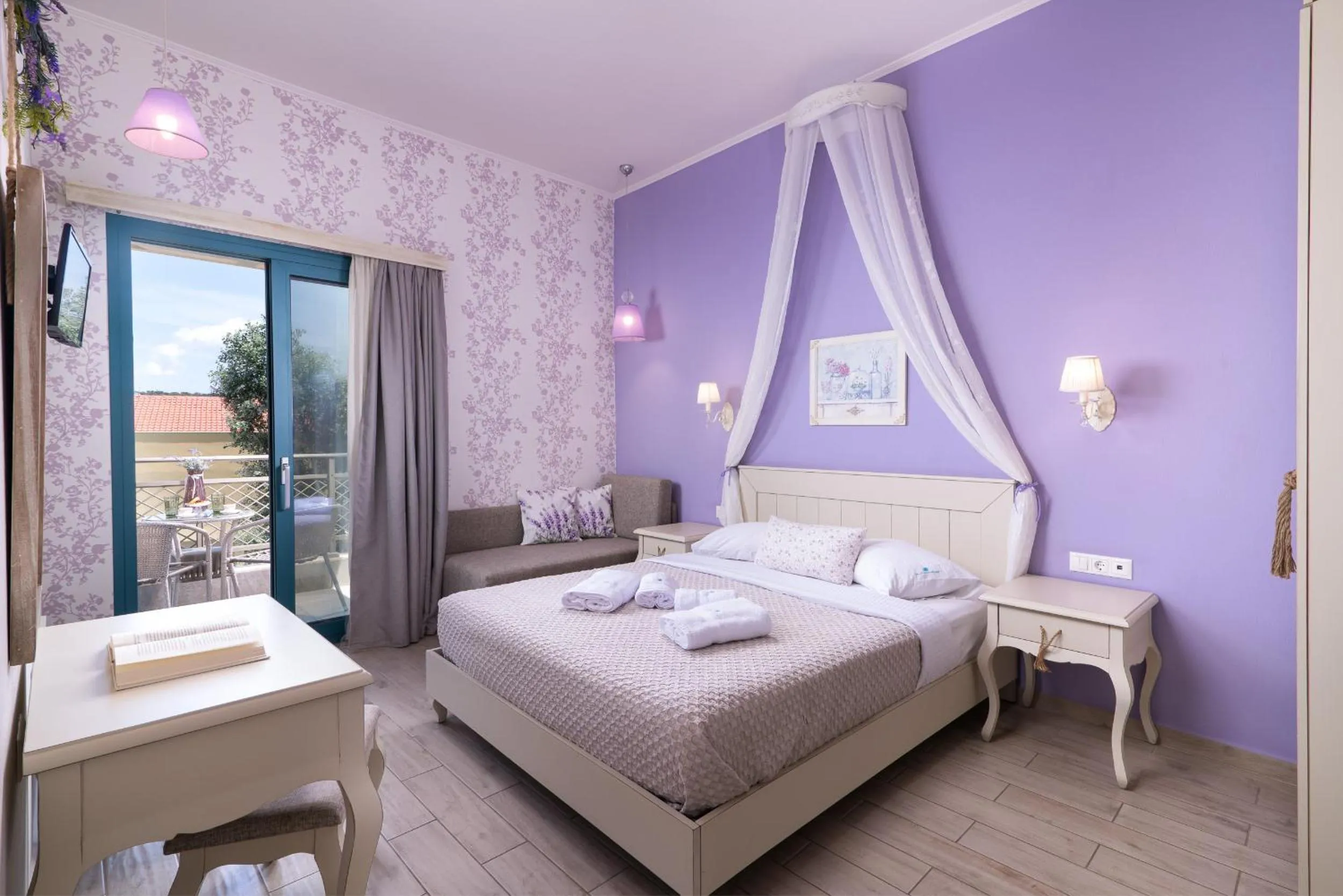 Bed in Villa Anthelion