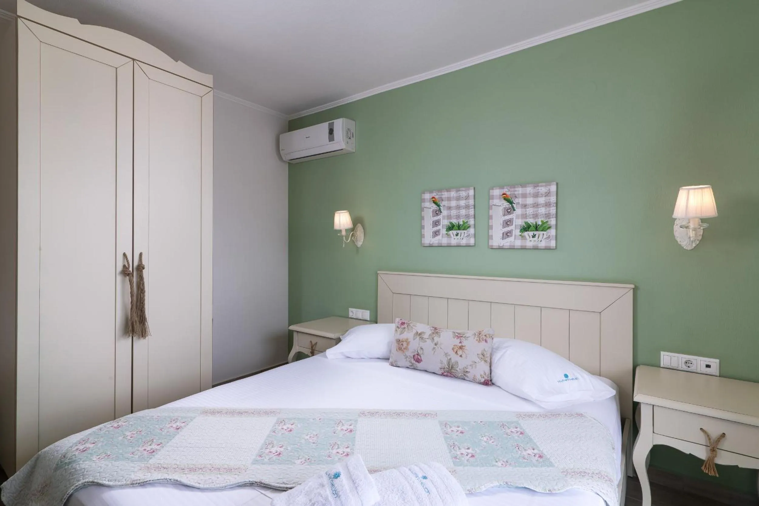 Bed in Villa Anthelion