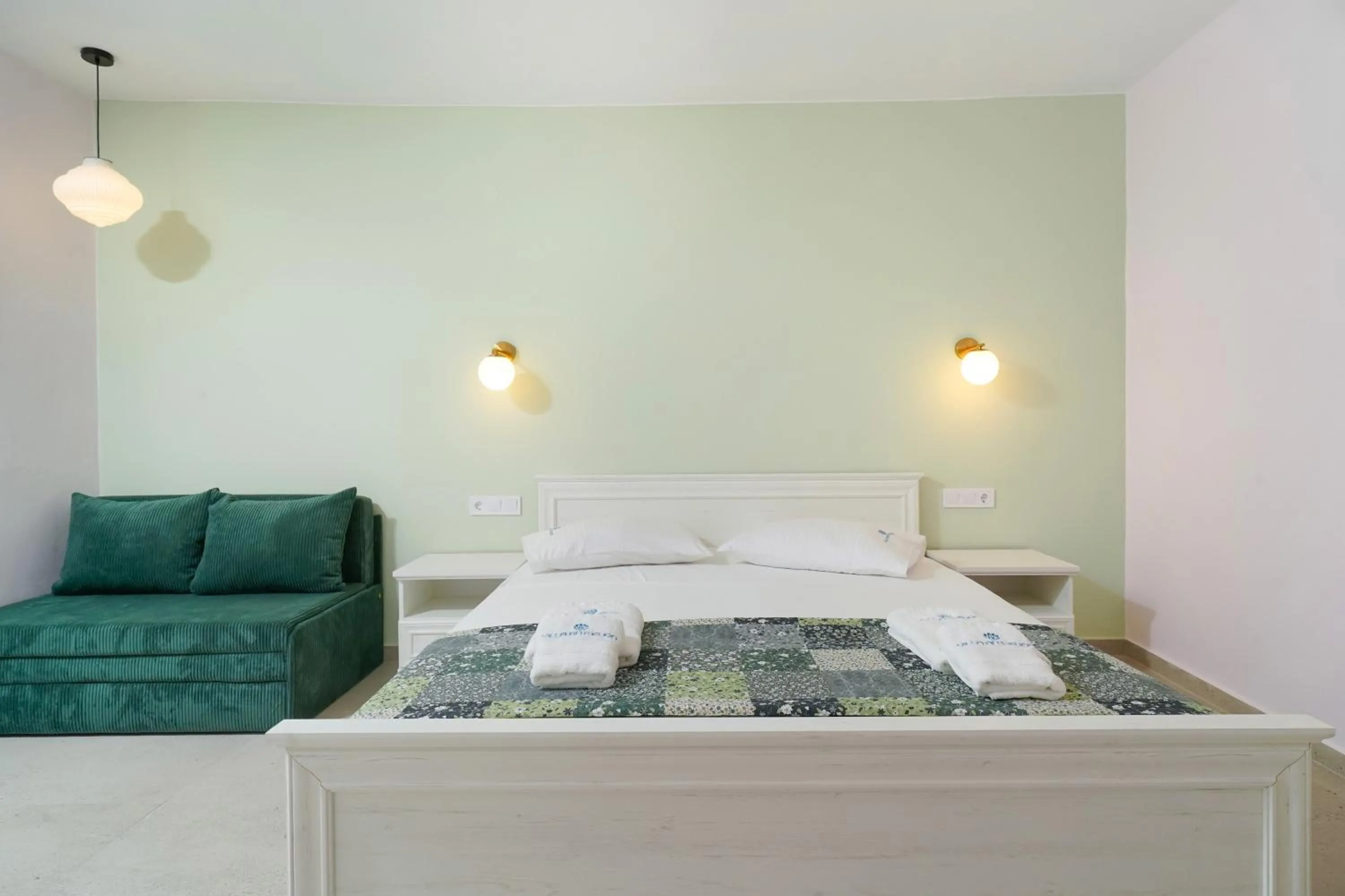 Bed in Villa Anthelion