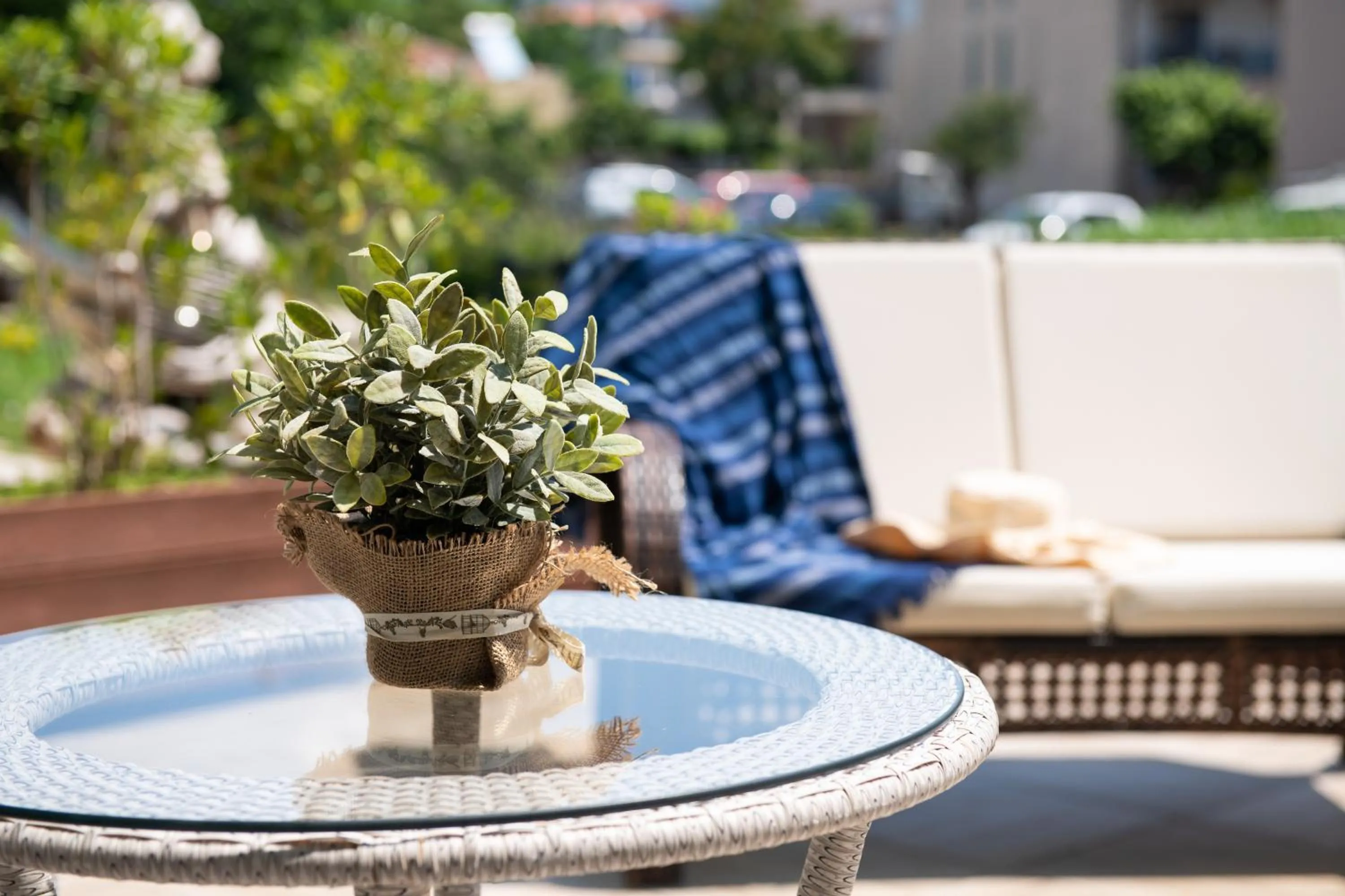 Restaurant/places to eat in Villa Anthelion