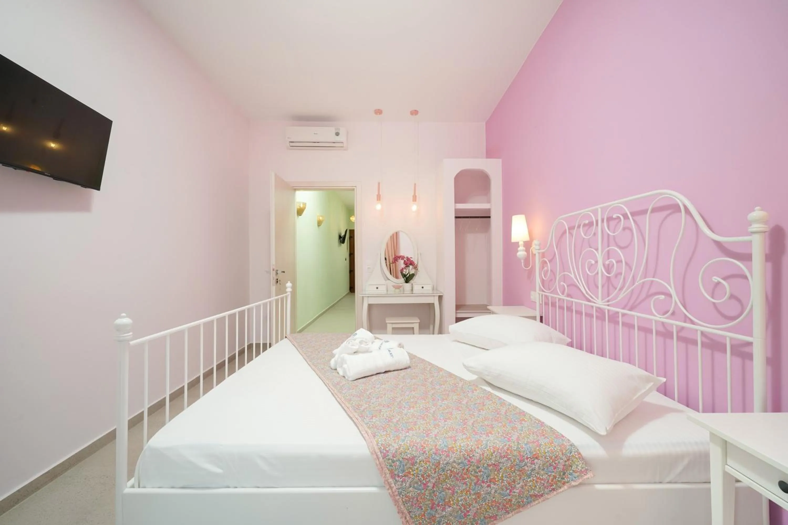 Bed in Villa Anthelion