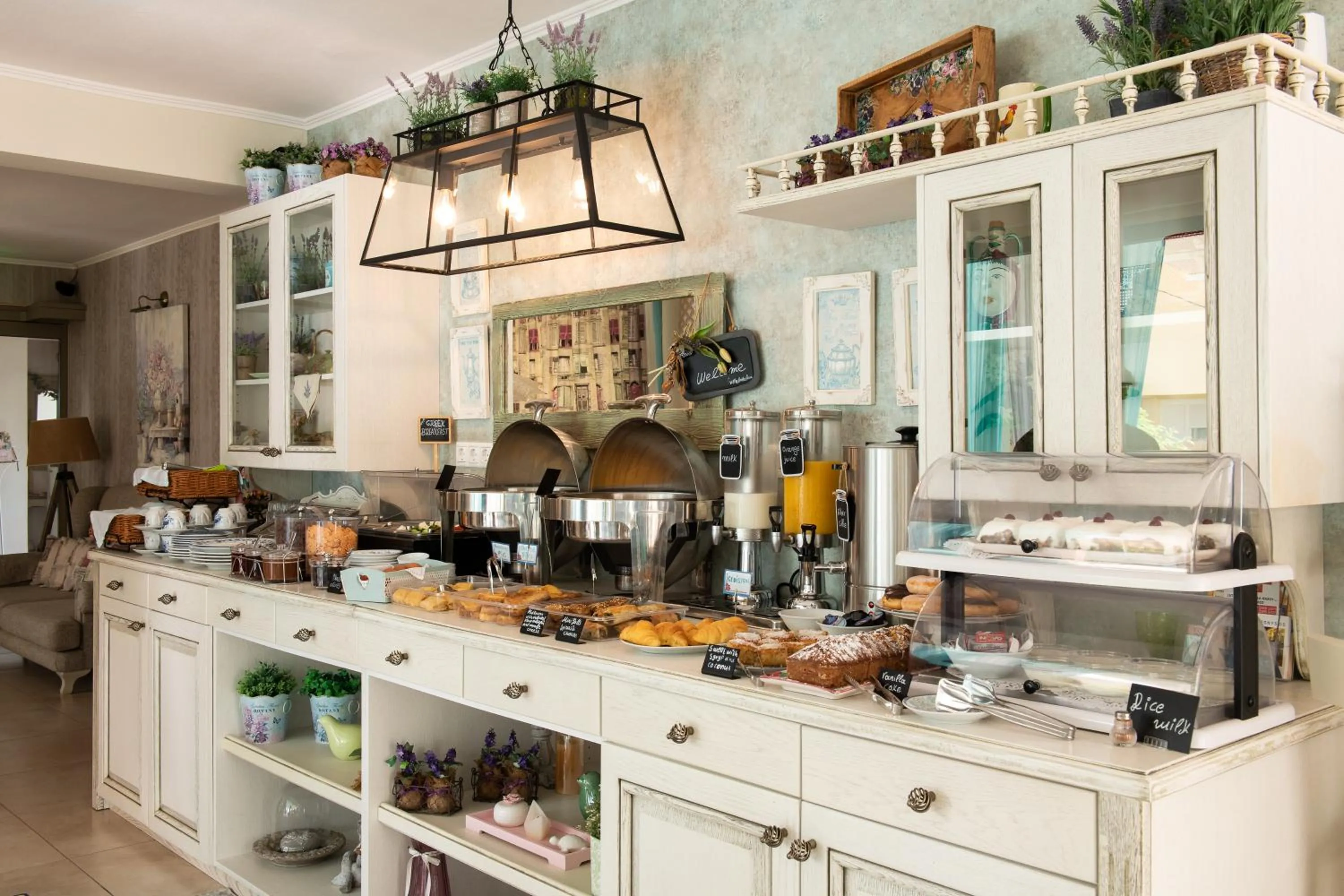 Buffet breakfast in Villa Anthelion