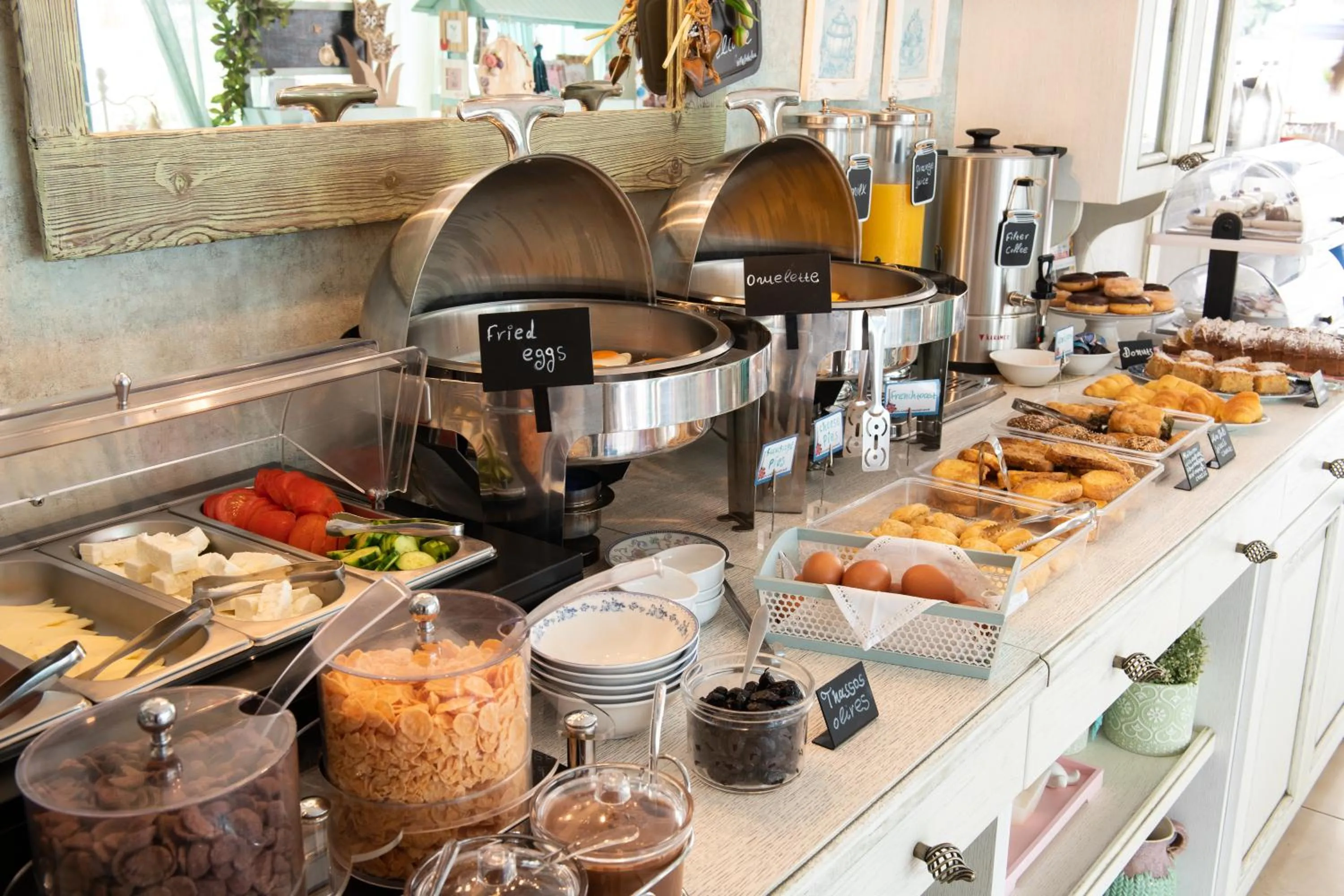 Buffet breakfast in Villa Anthelion