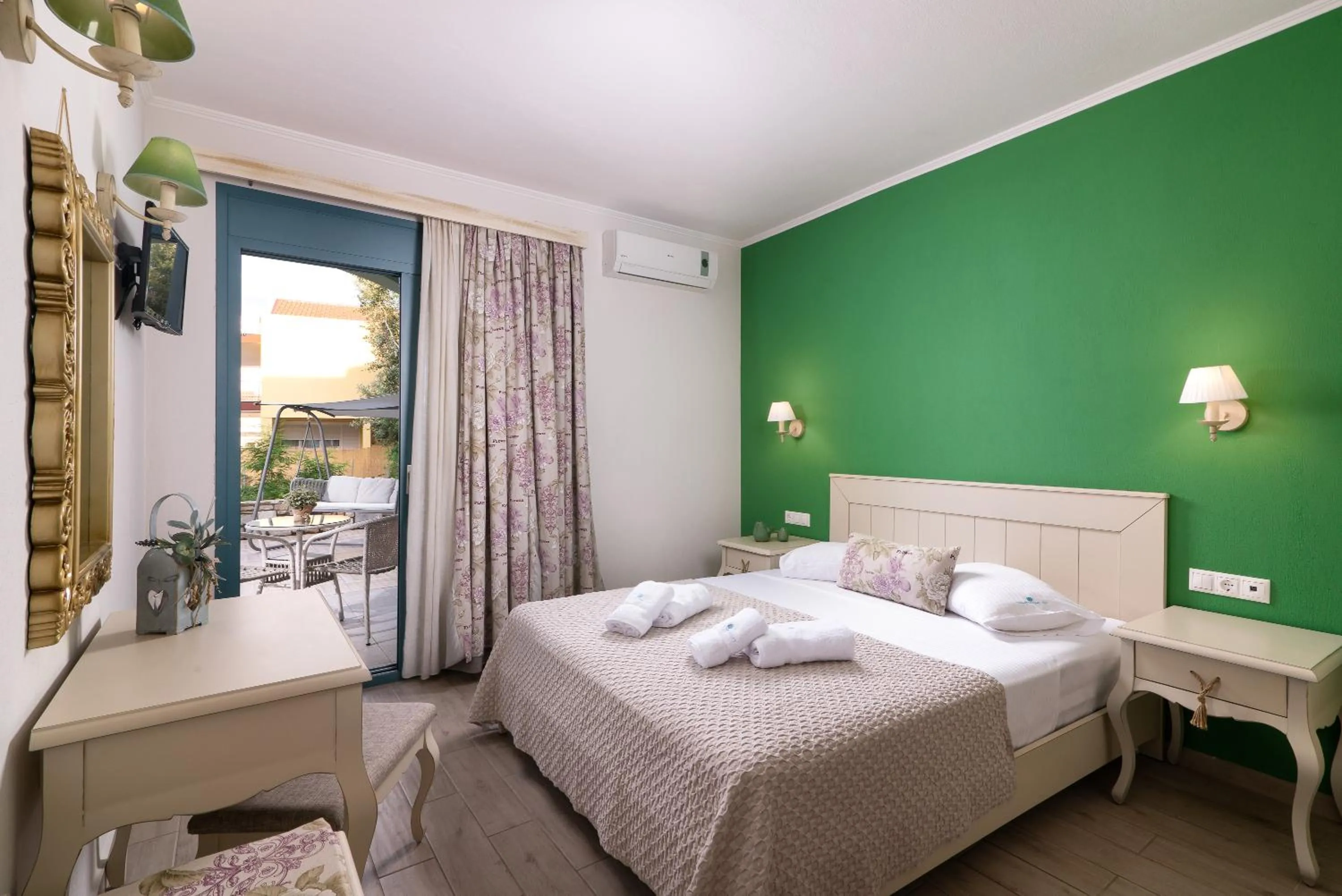 Photo of the whole room, Bed in Villa Anthelion