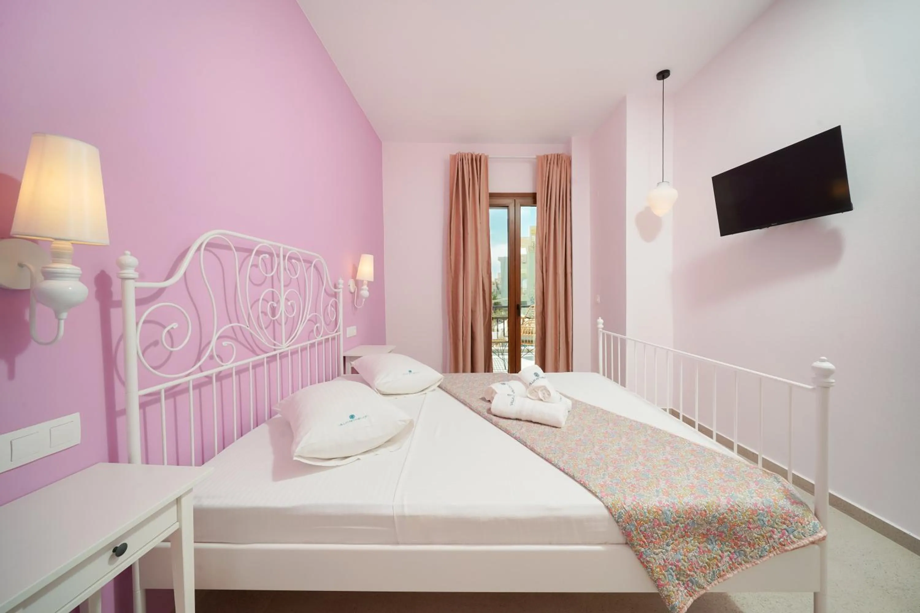 Bed in Villa Anthelion