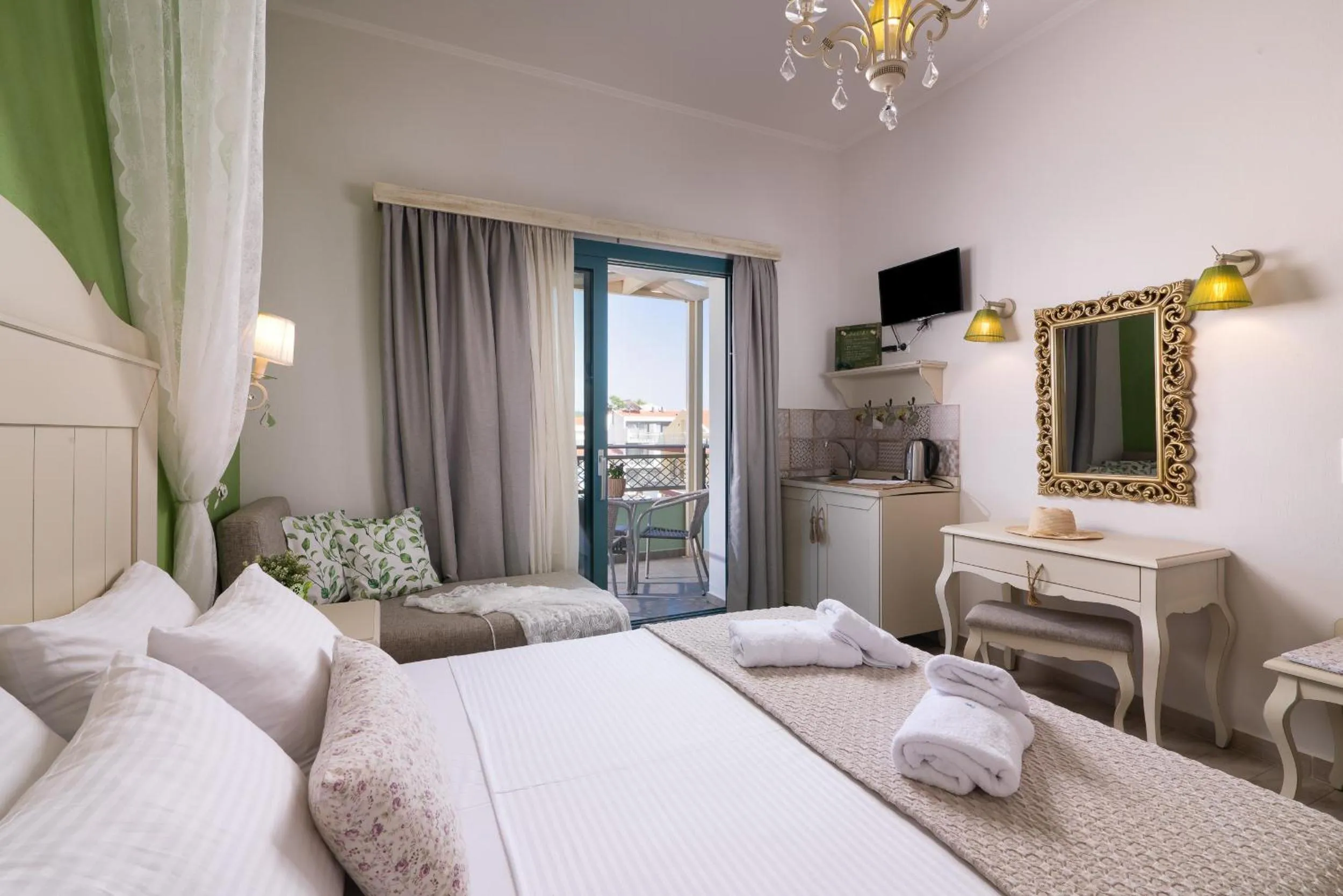 Photo of the whole room, Bed in Villa Anthelion