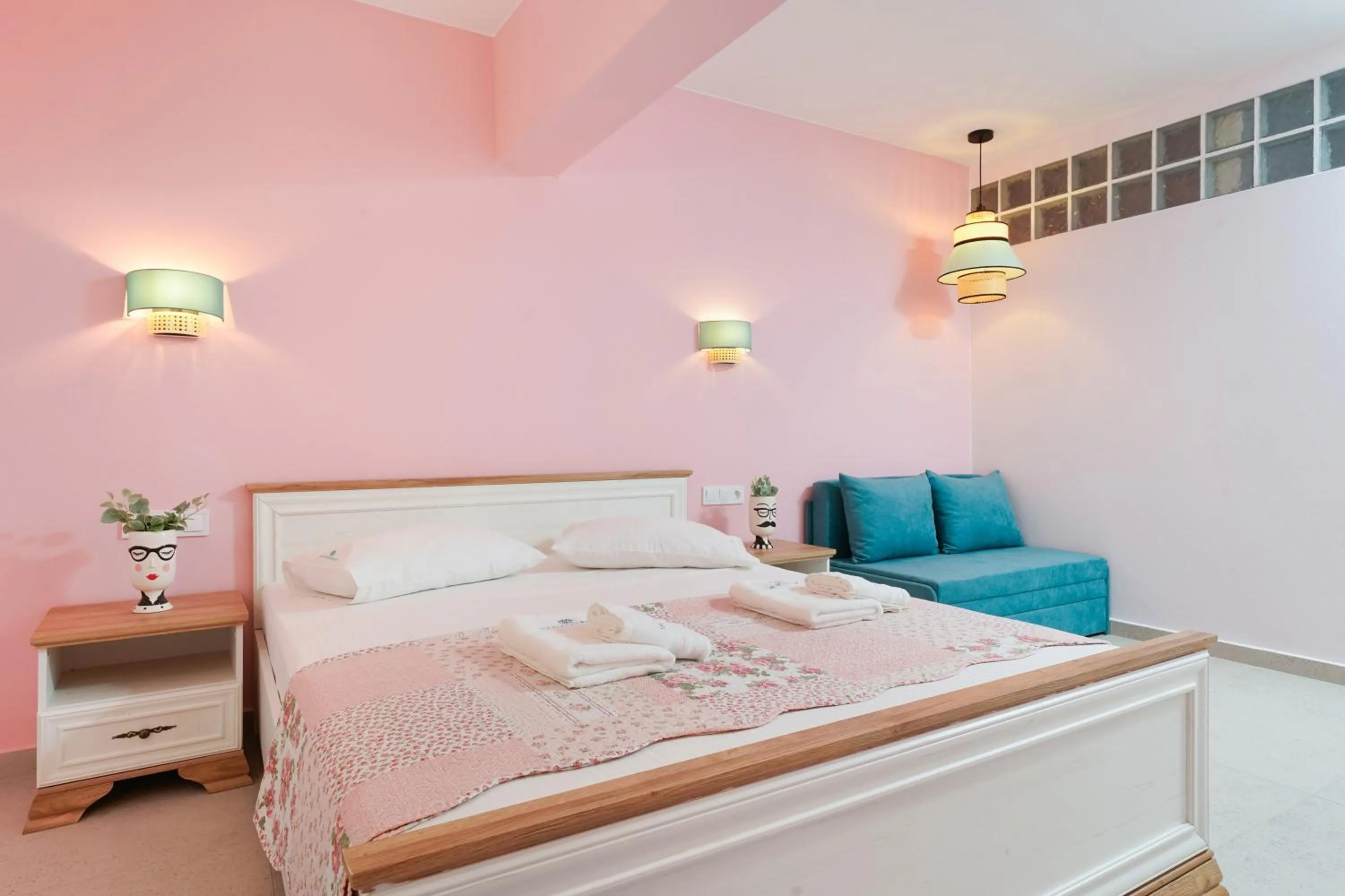 Bed in Villa Anthelion