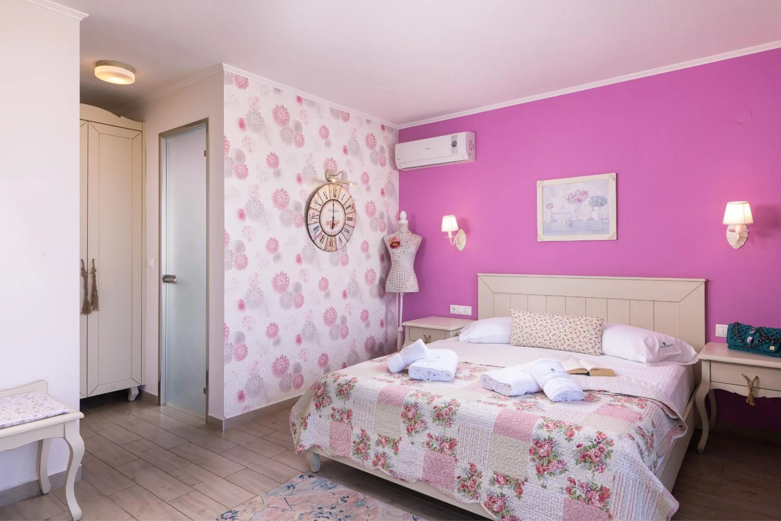 Bed in Villa Anthelion