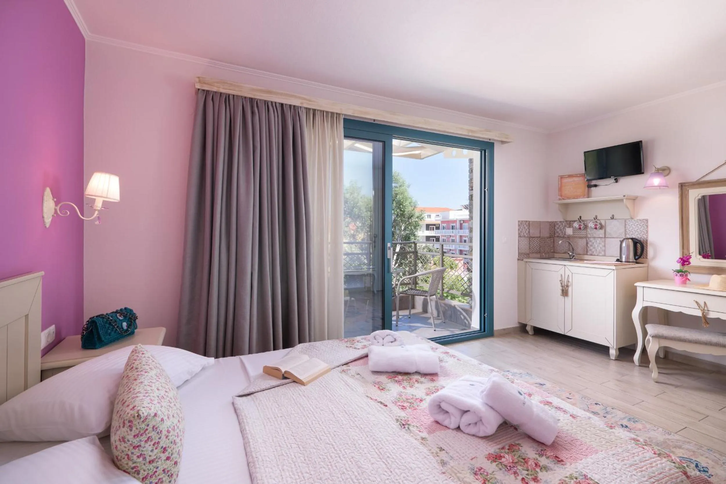 Photo of the whole room, Bed in Villa Anthelion