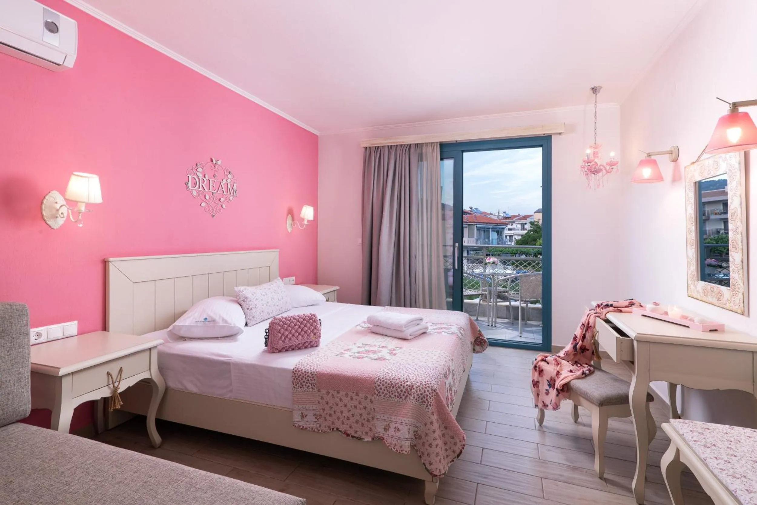 Photo of the whole room, Bed in Villa Anthelion