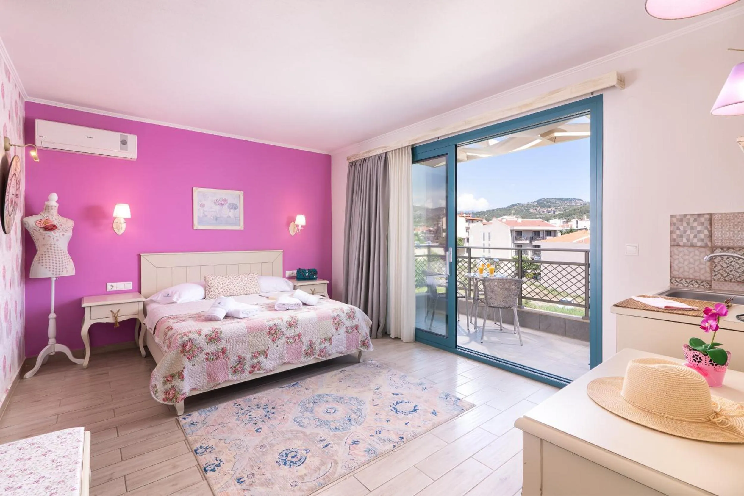 Photo of the whole room, Bed in Villa Anthelion