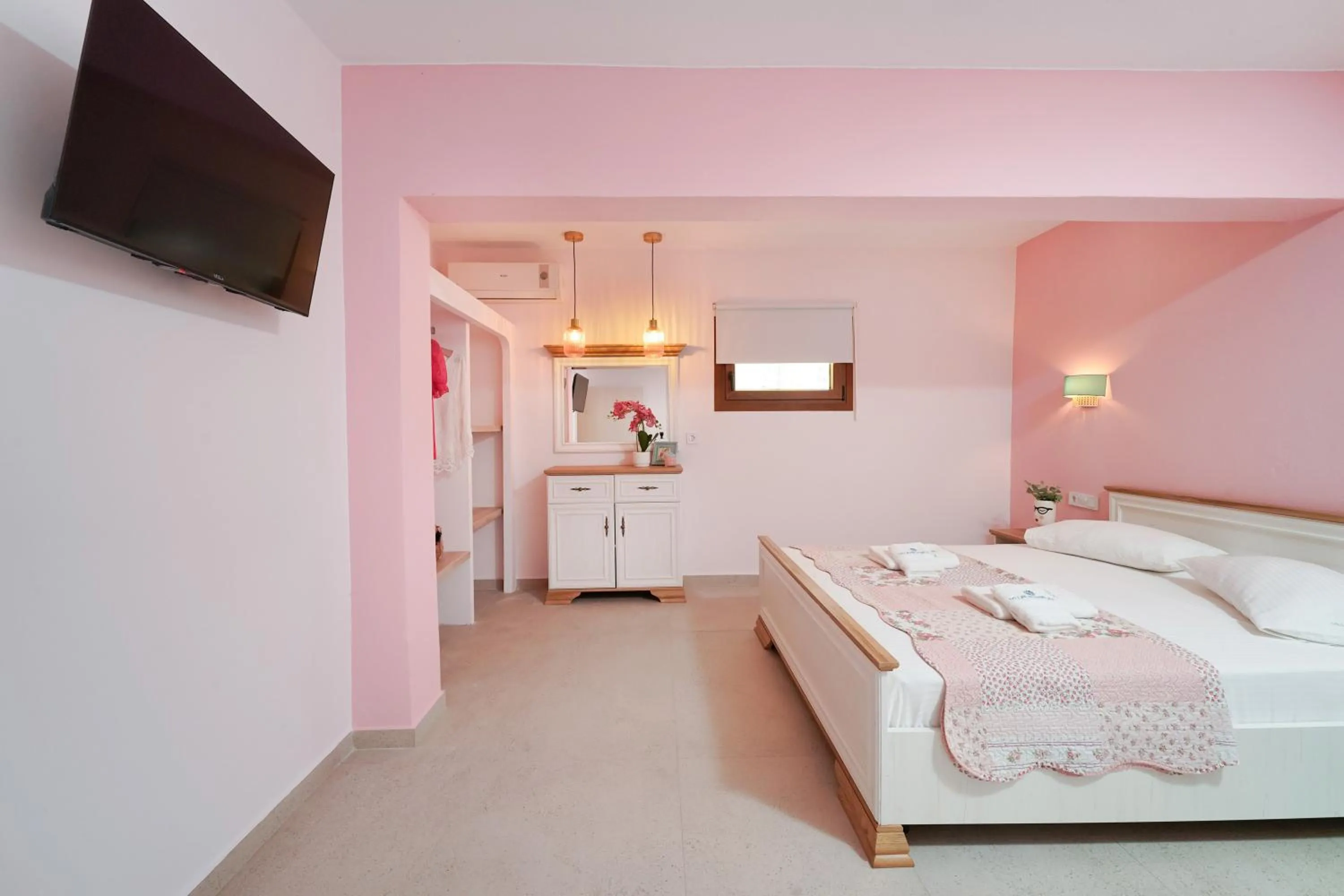 Bed in Villa Anthelion