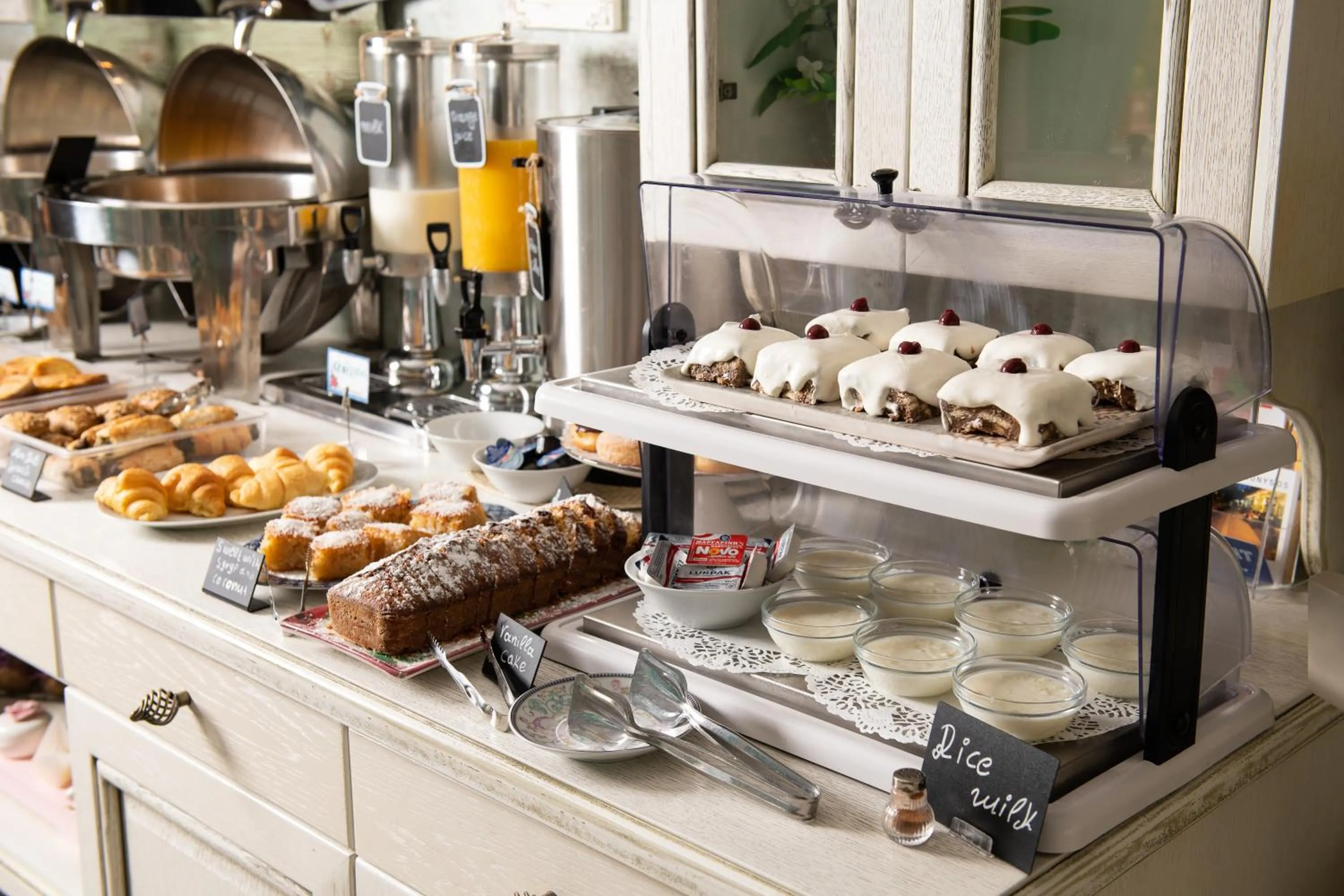 Breakfast in Villa Anthelion