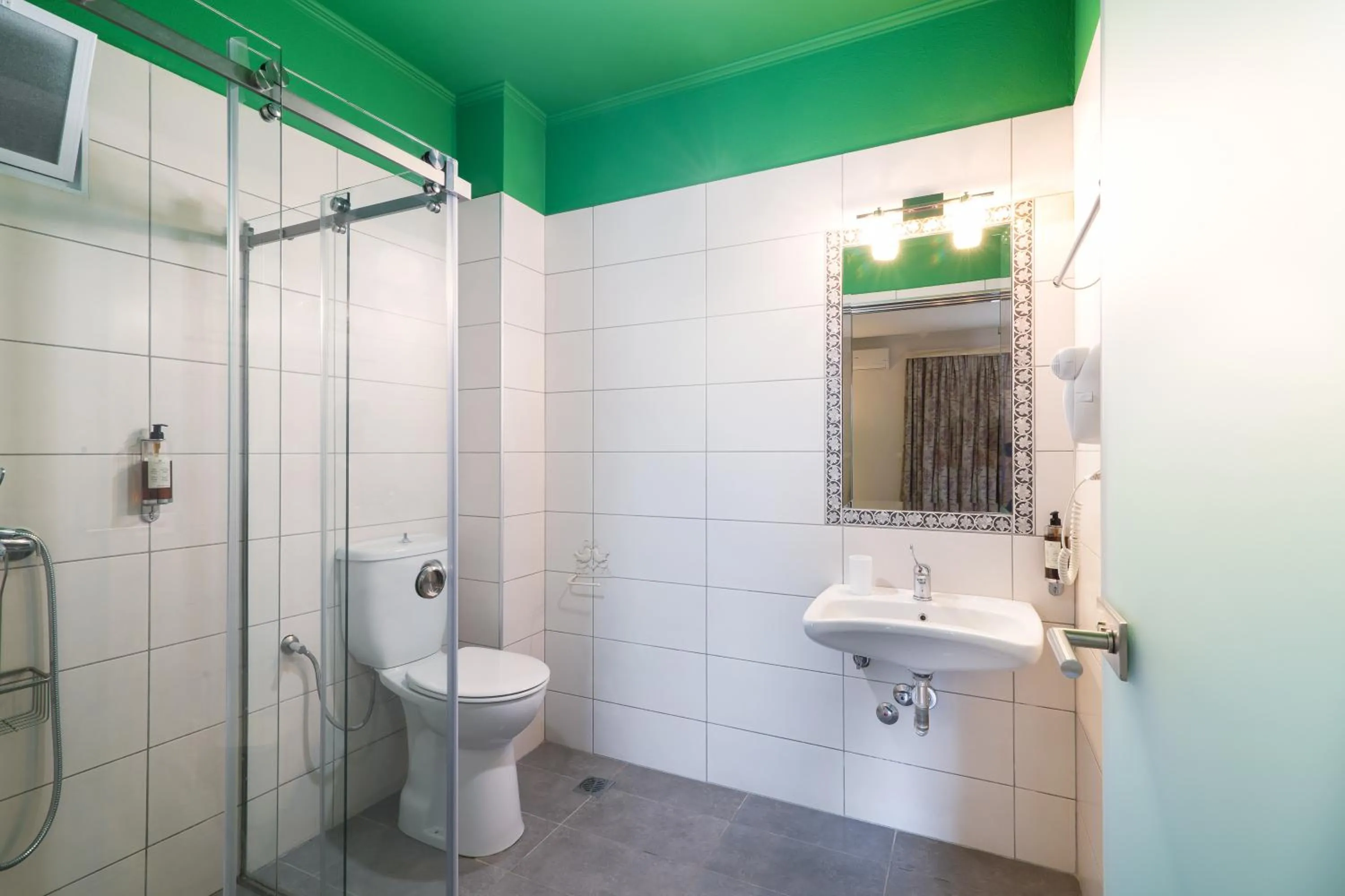 Shower in Villa Anthelion