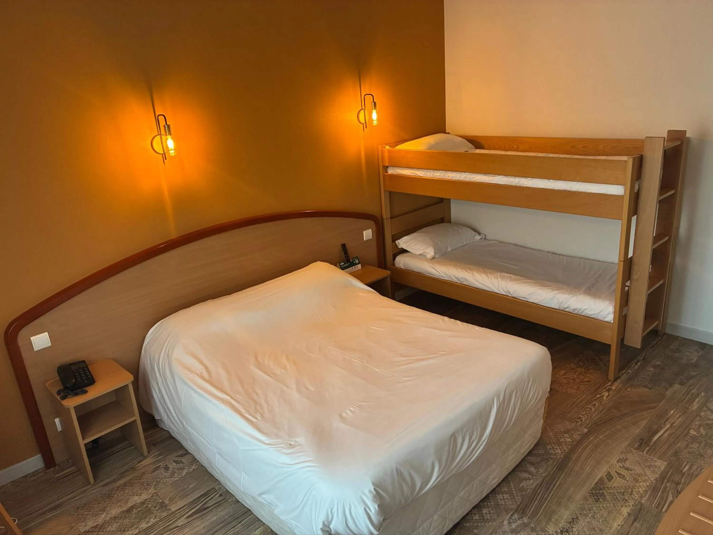 Bed in Logis Hôtel du Commerce