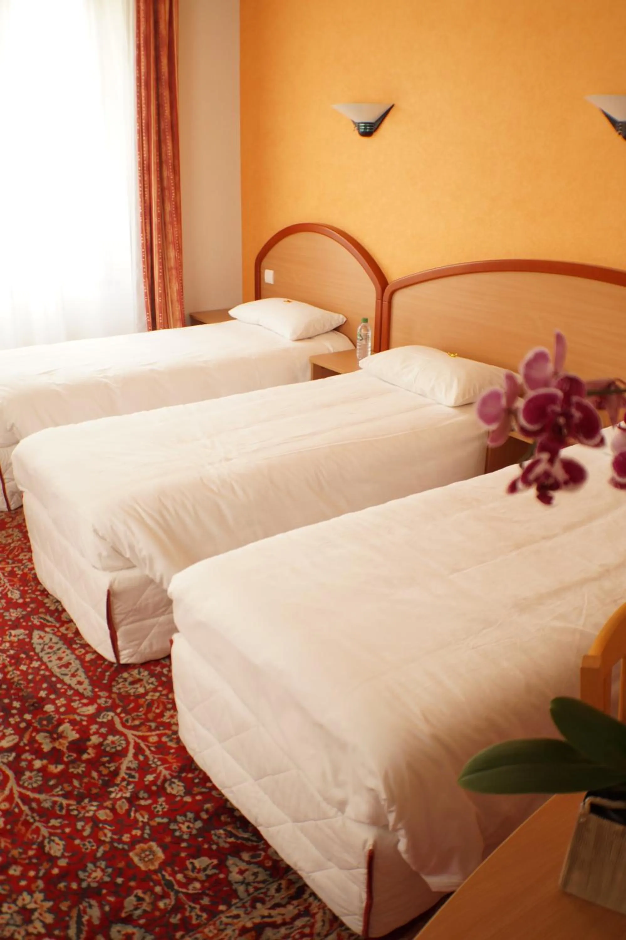 Property building, Bed in Logis Hôtel du Commerce