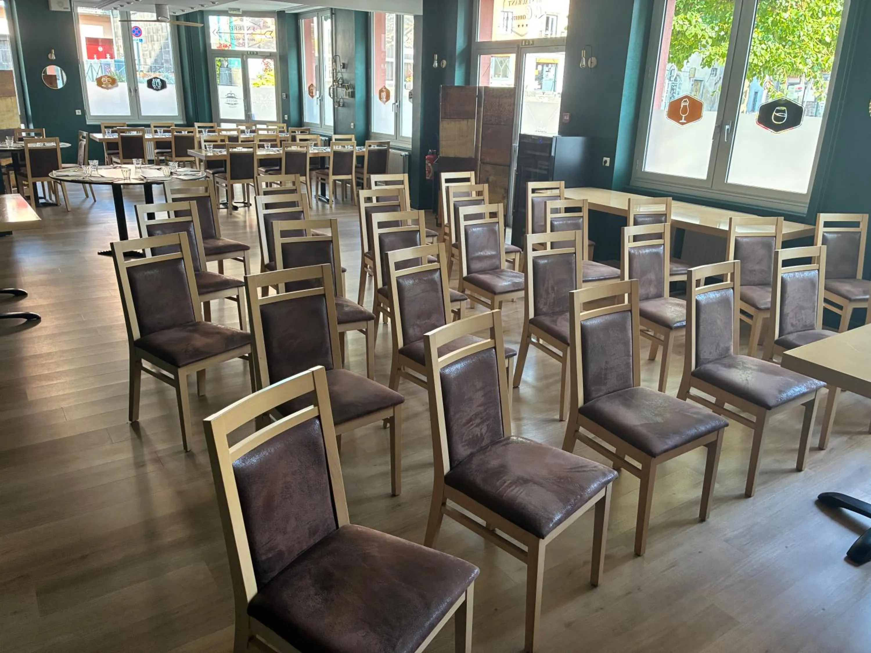Seating area in Logis Hôtel du Commerce