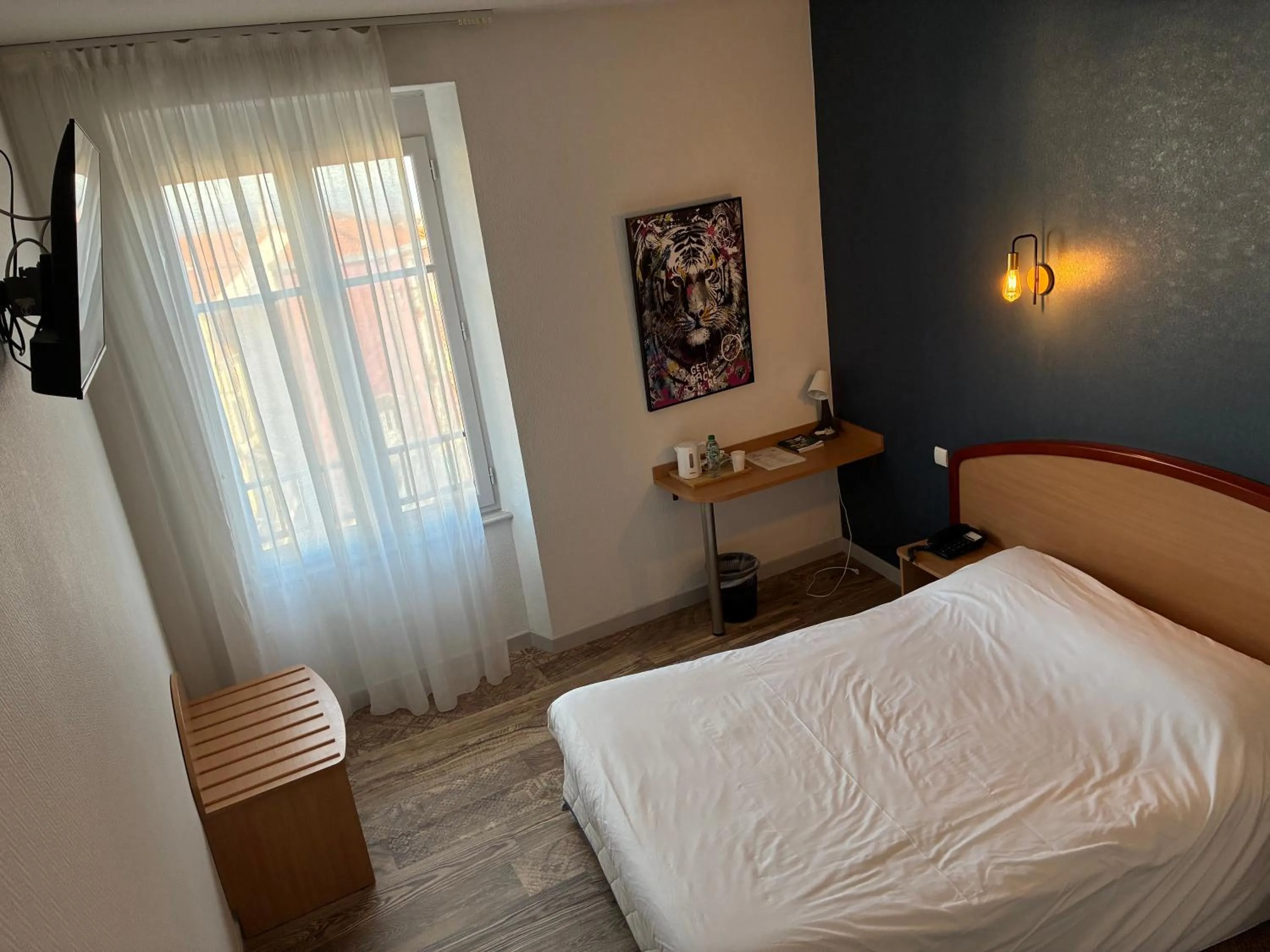 Bed in Logis Hôtel du Commerce