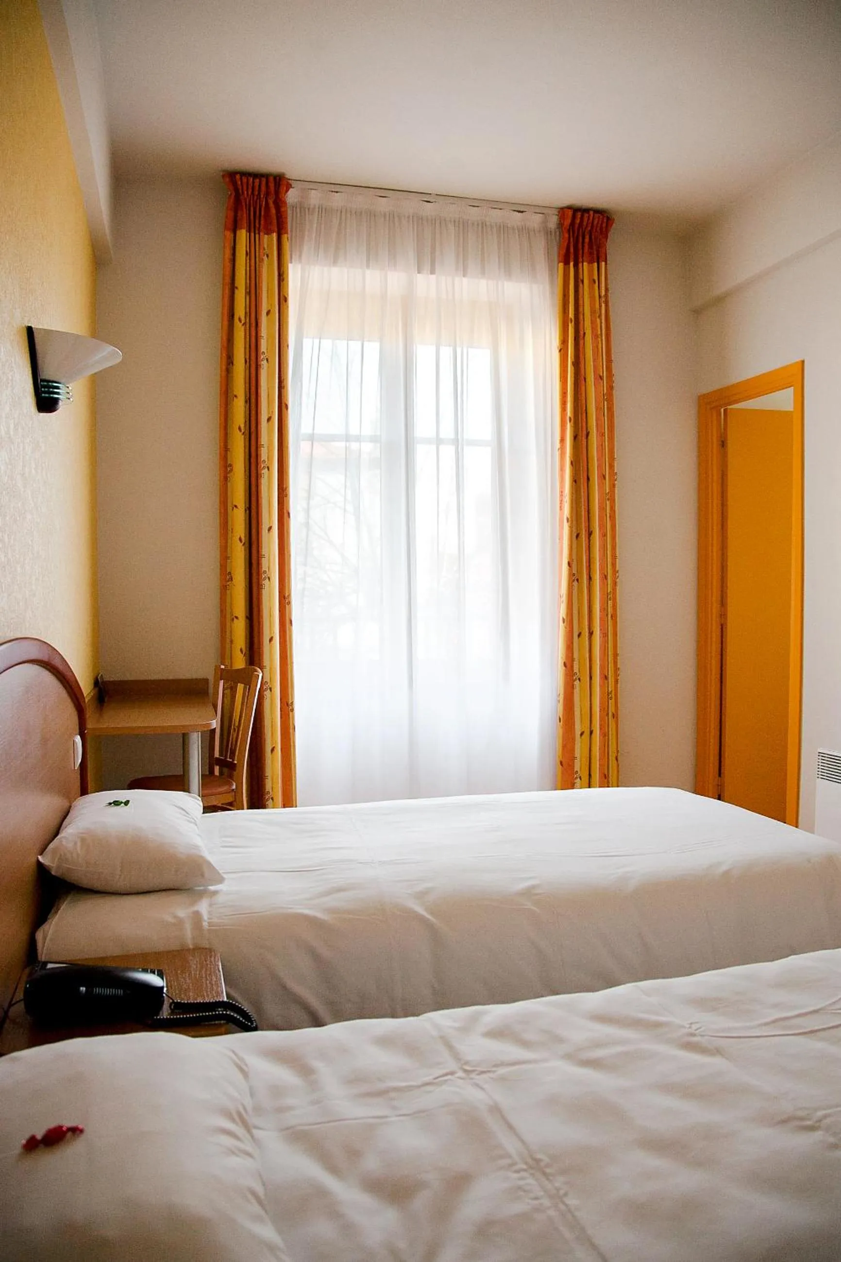 Bed in Logis Hôtel du Commerce