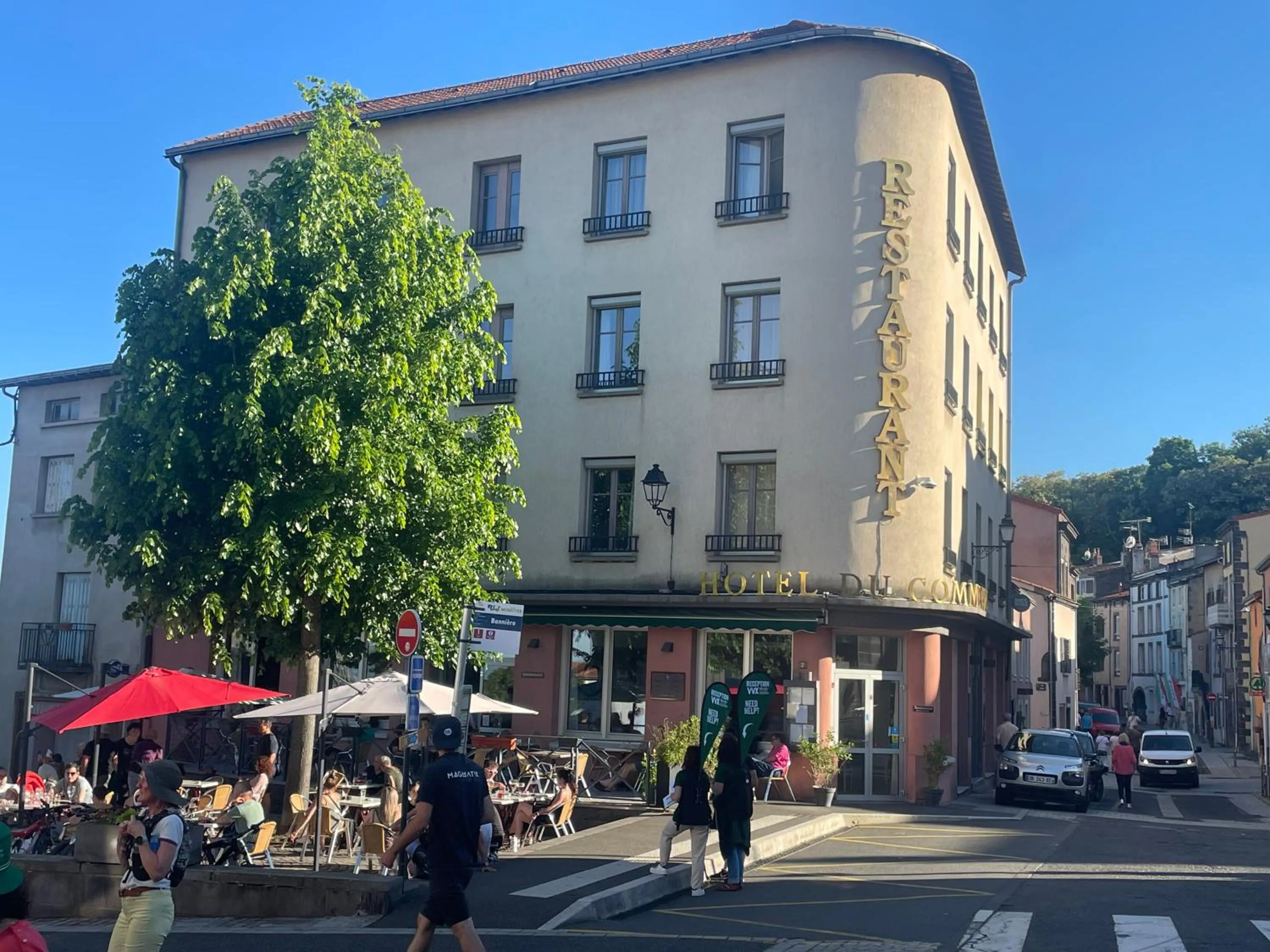 Patio in Logis Hôtel du Commerce