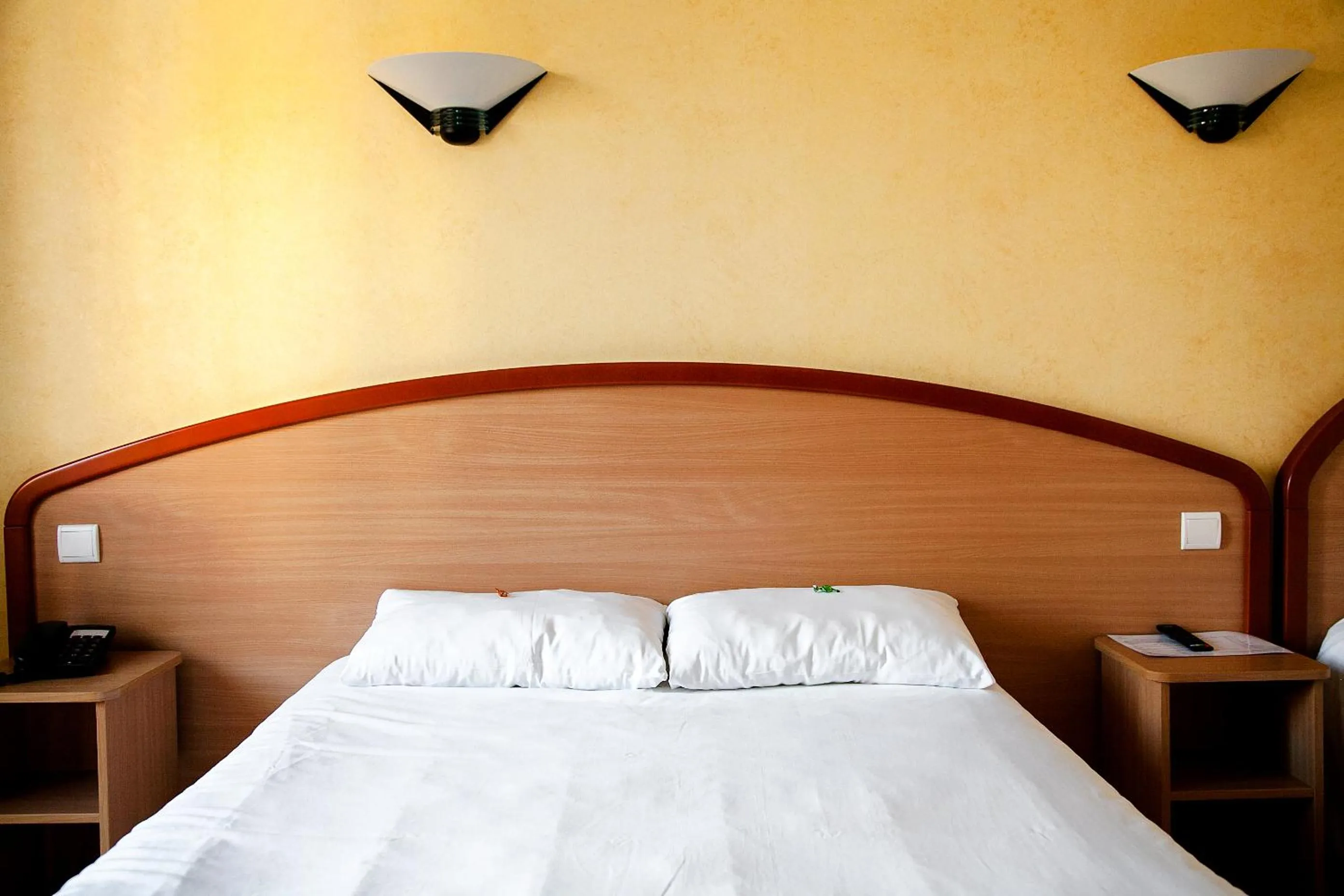 Bed in Logis Hôtel du Commerce