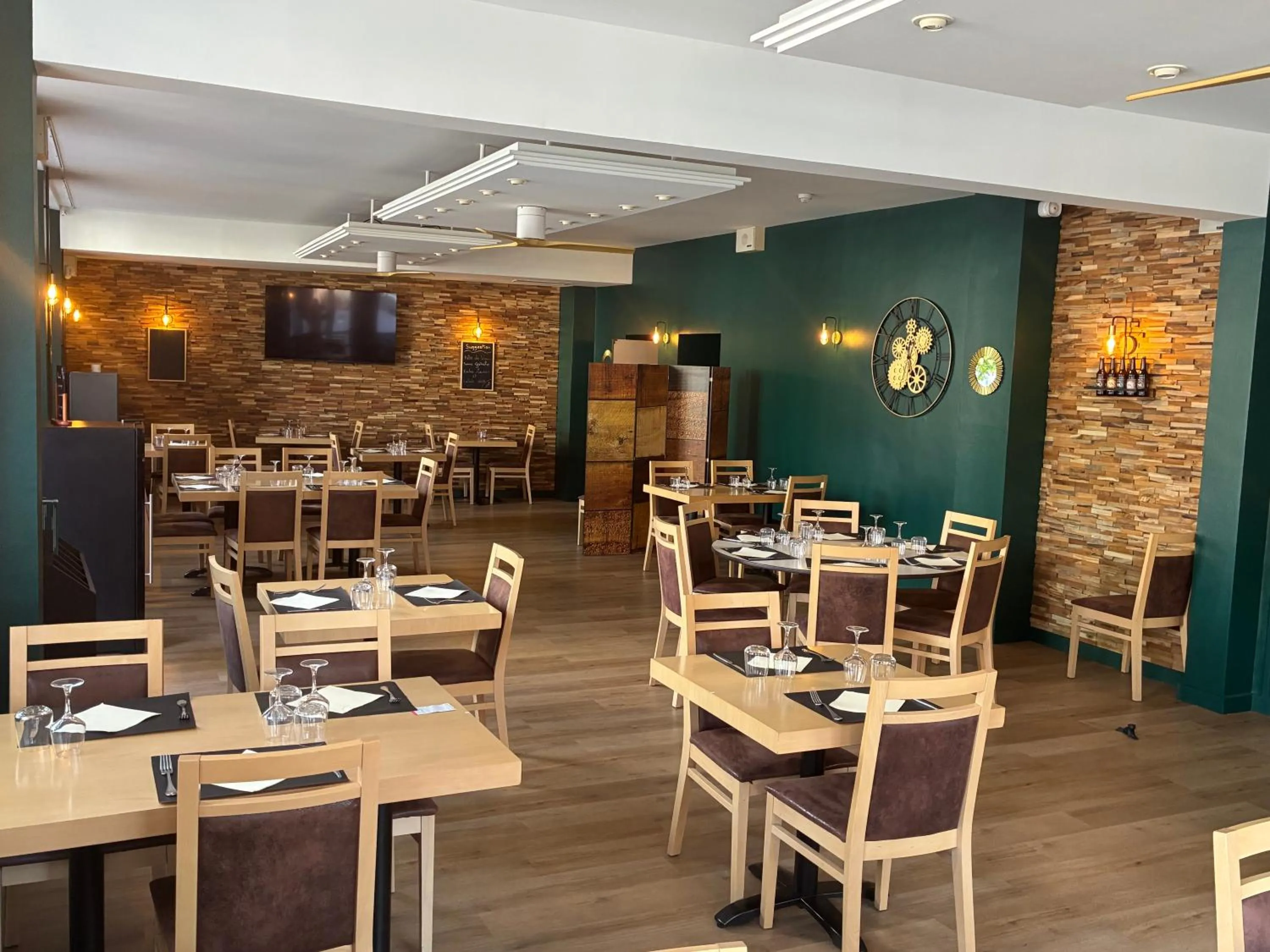 Restaurant/places to eat in Logis Hôtel du Commerce