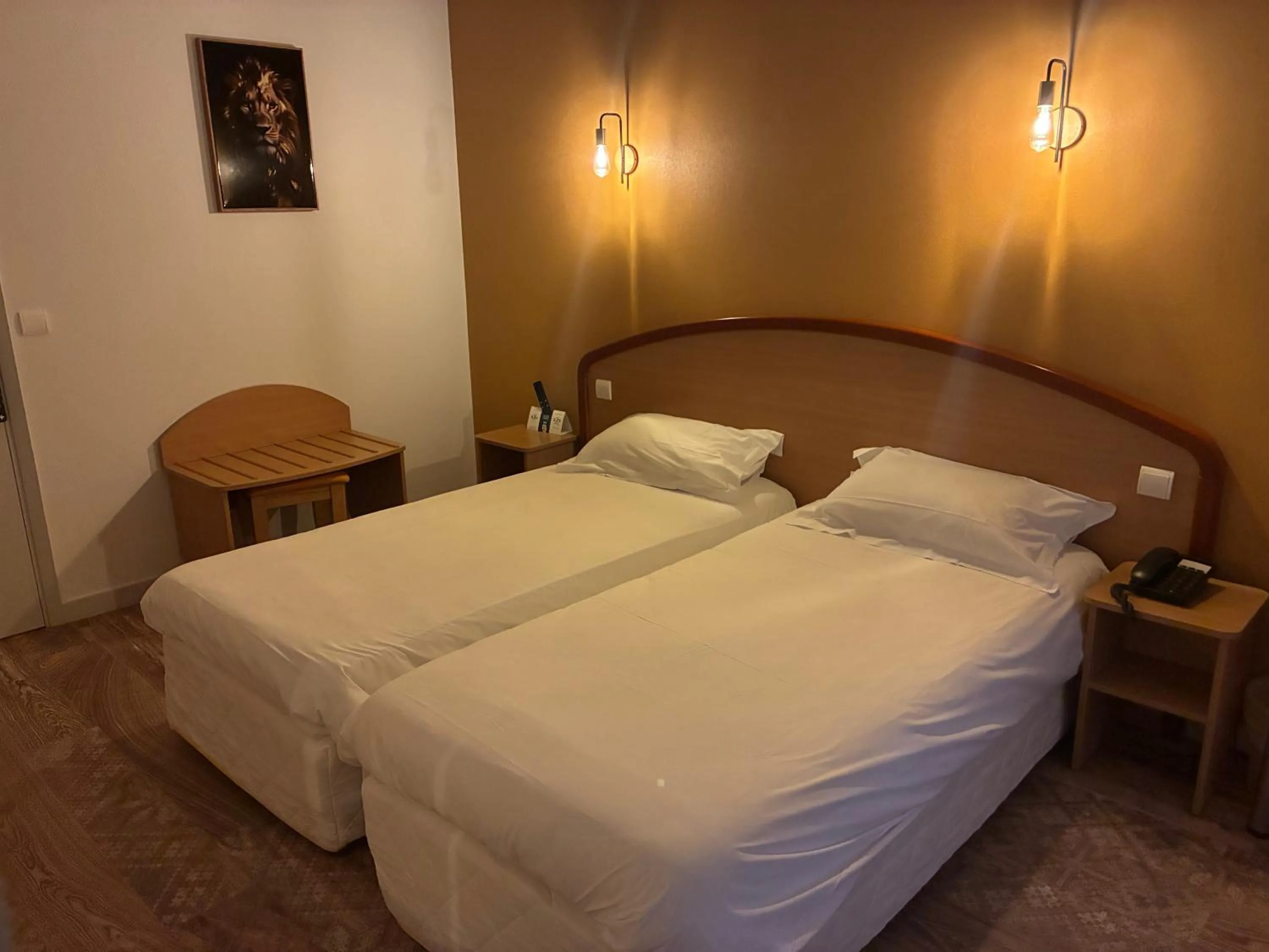 Bed in Logis Hôtel du Commerce