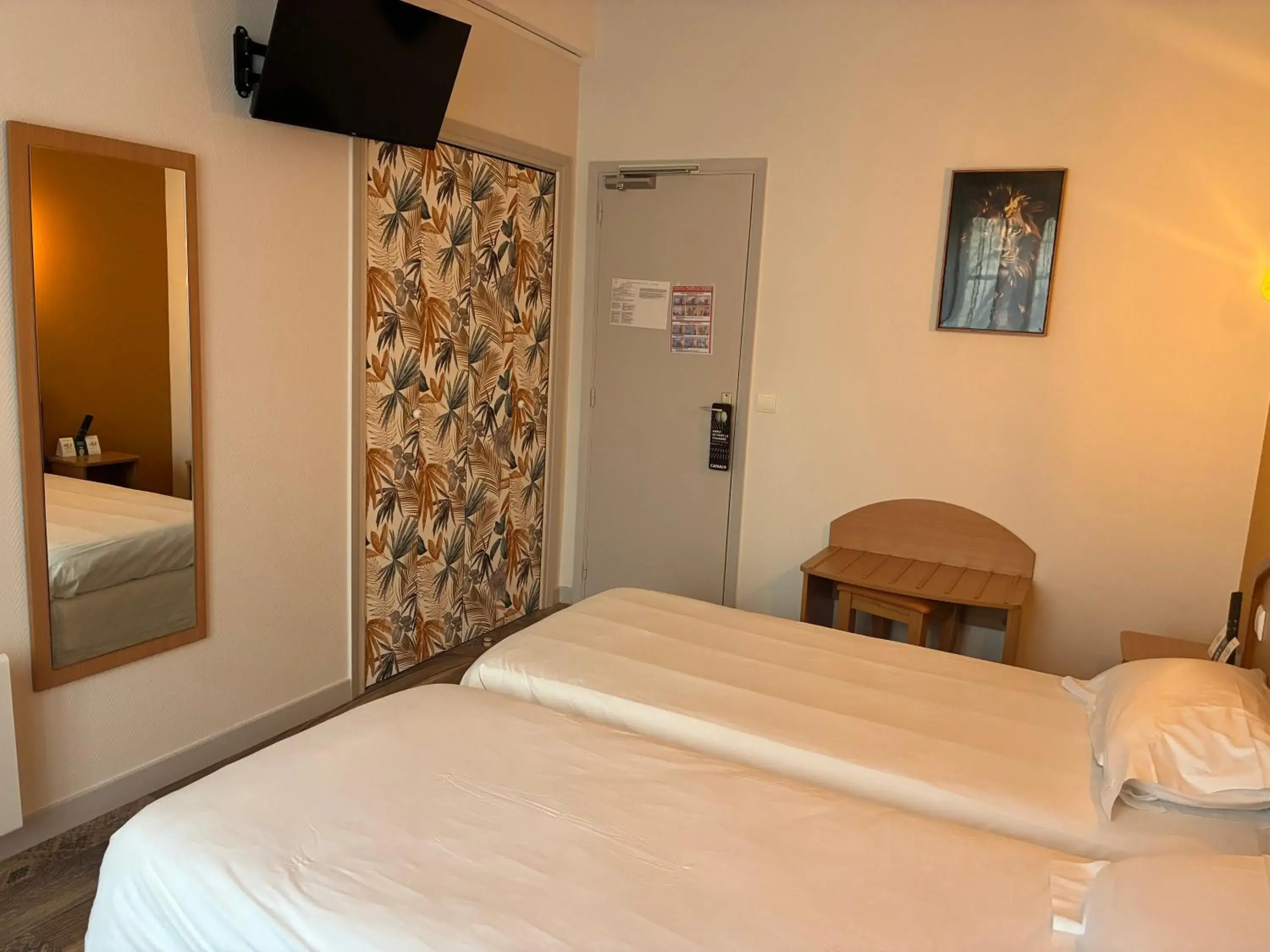 Double or Twin Room in Logis Hôtel du Commerce Double or Twin Room in Logis Hôtel du Commerce