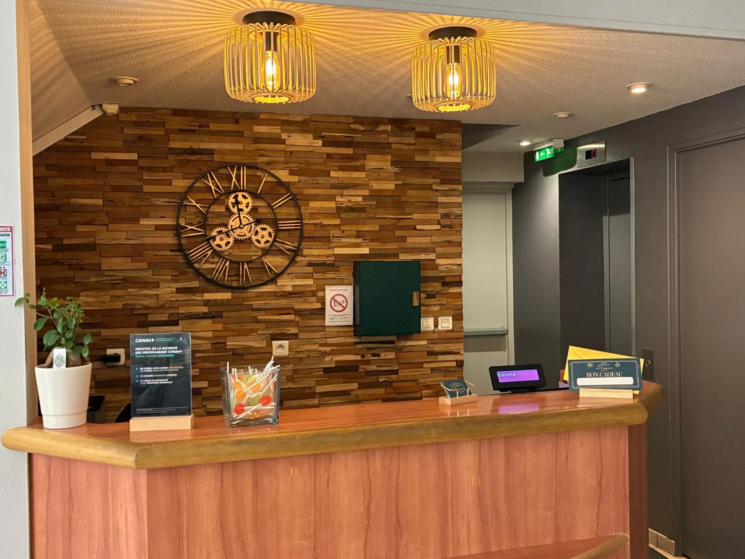 Lobby or reception in Logis Hôtel du Commerce