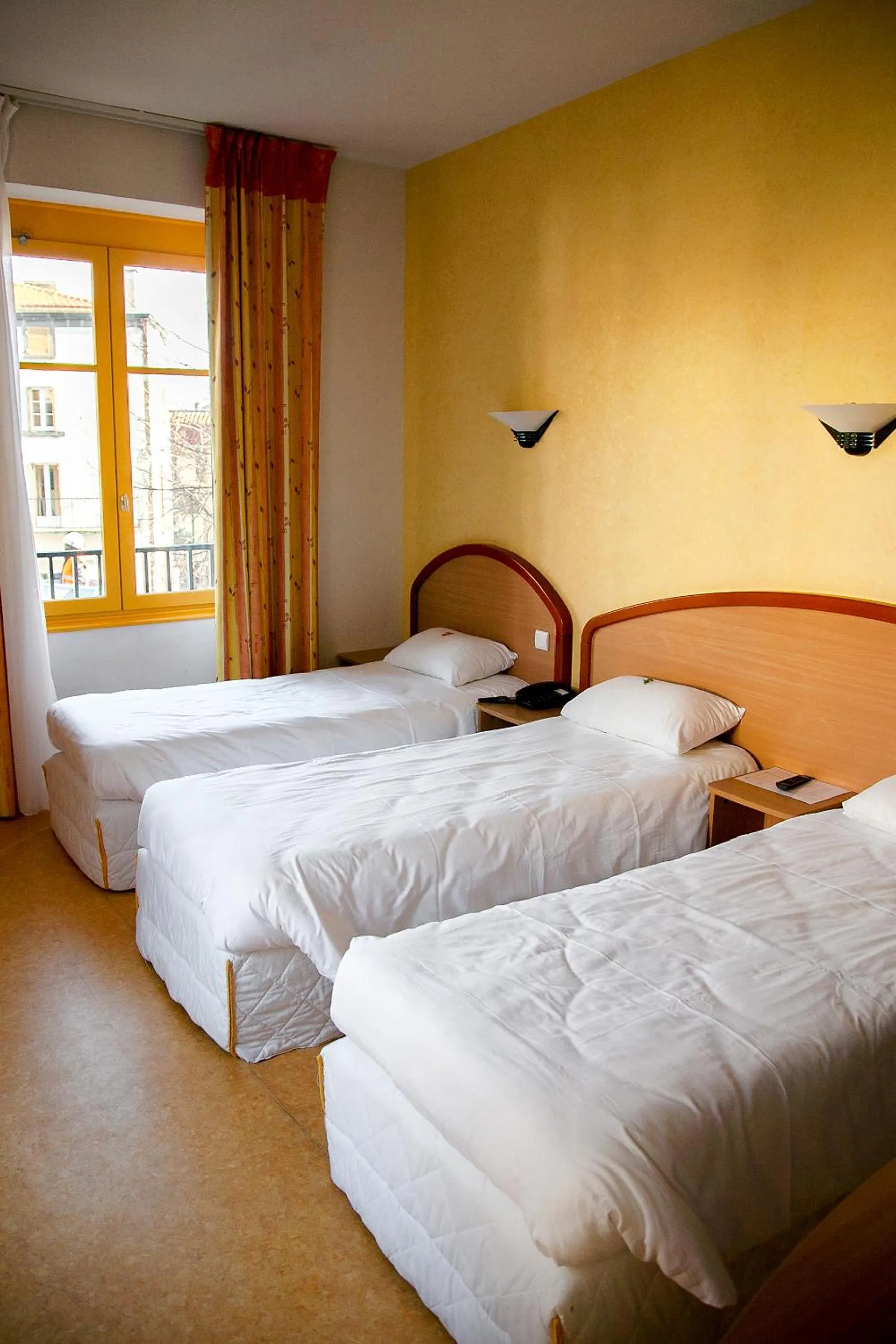 Bed in Logis Hôtel du Commerce