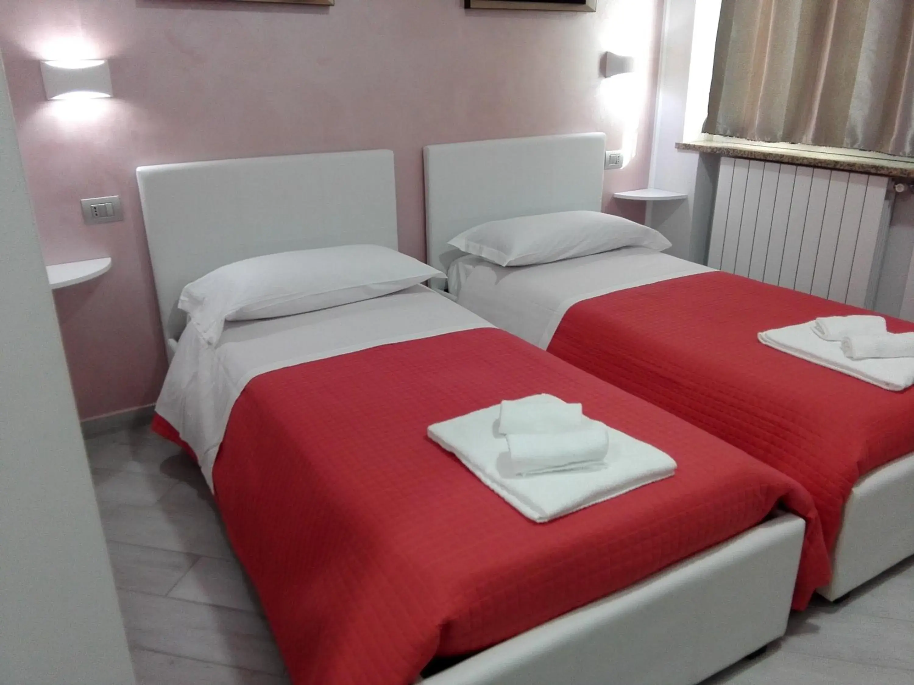 Twin Room with Bathroom - single occupancy in Villa Ormeni Twin Room with Bathroom - single occupancy in Villa Ormeni
