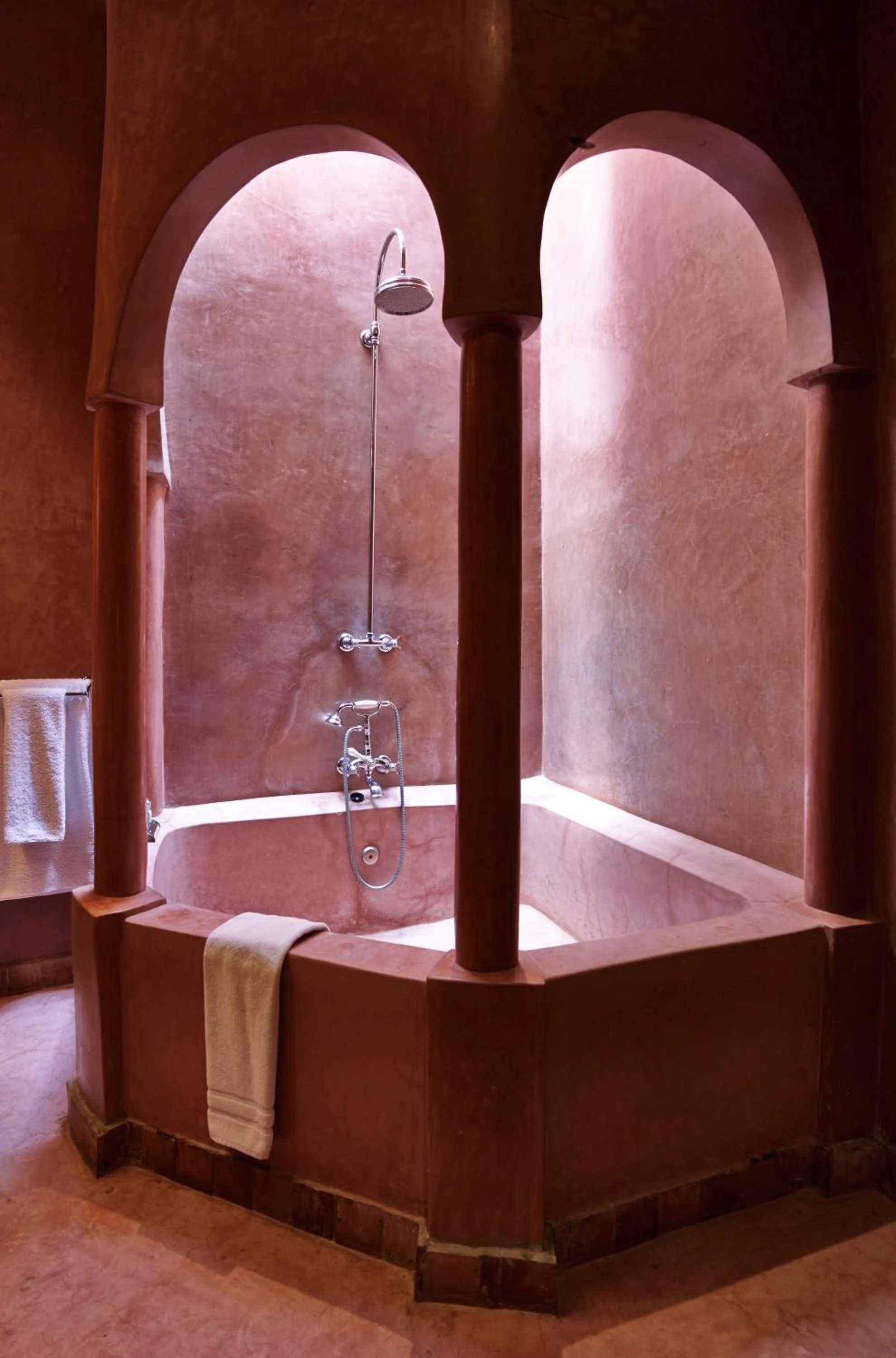 Shower in Riad Noir d'Ivoire