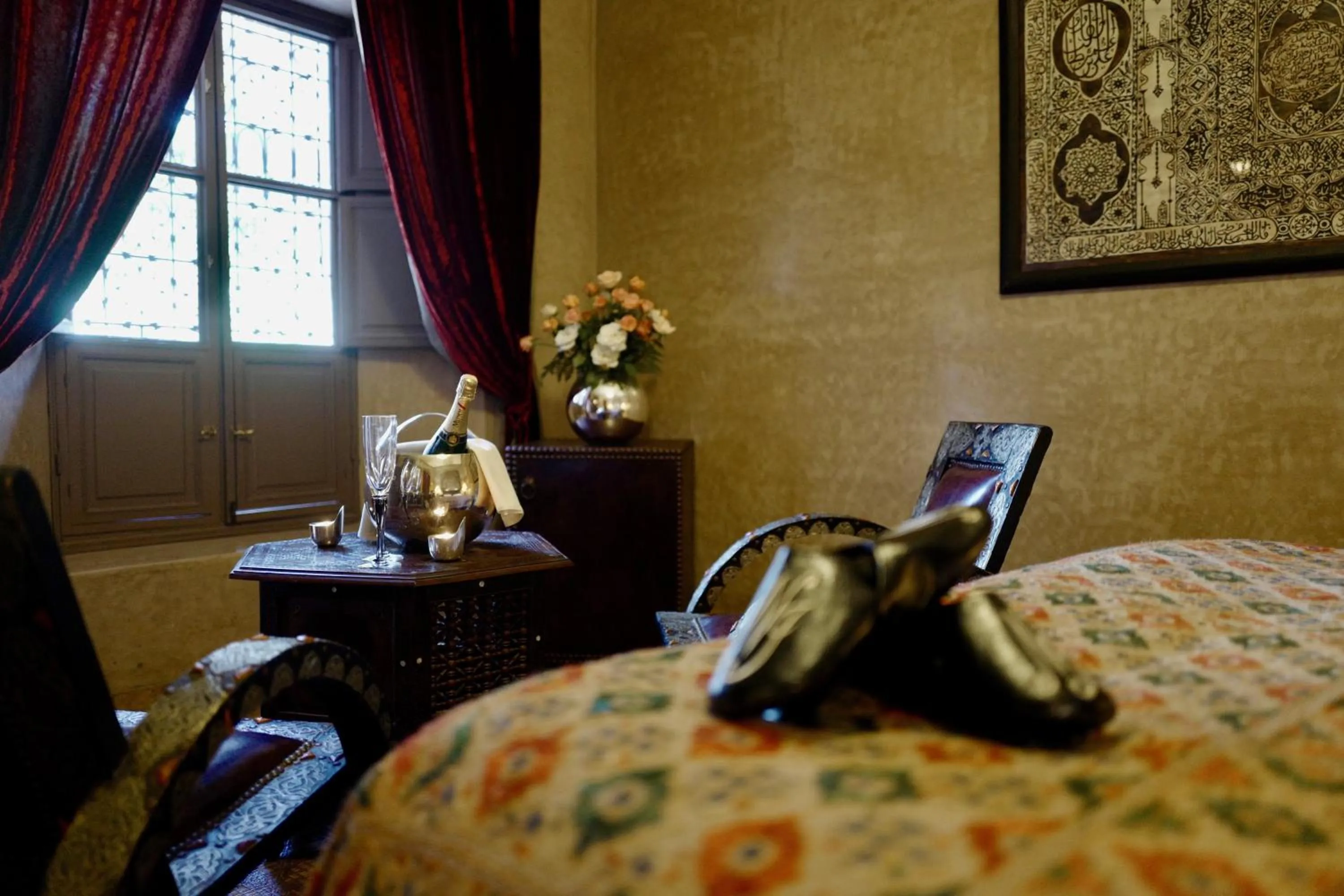 Seating area, Bed in Riad Noir d'Ivoire