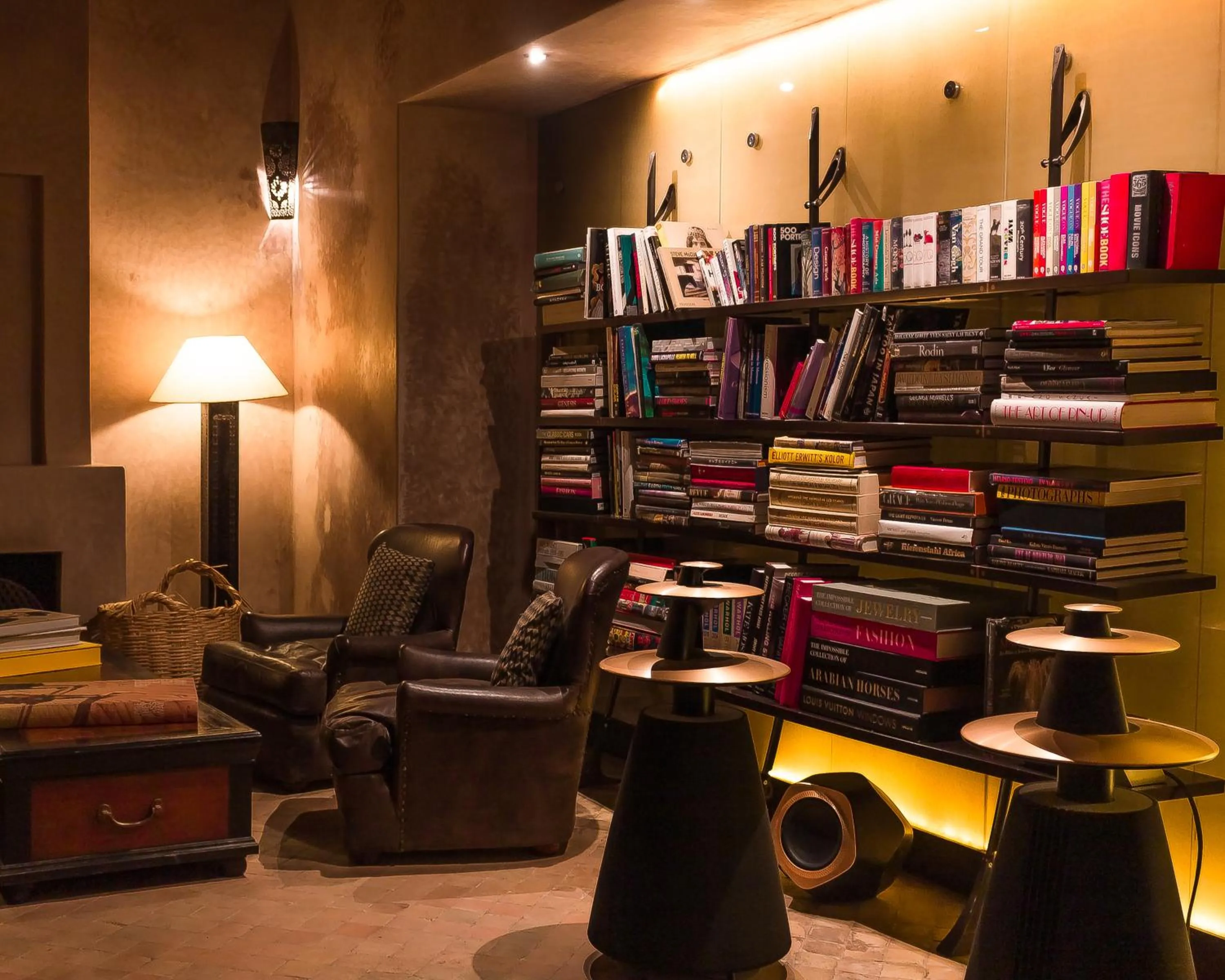 Library in Riad Noir d'Ivoire