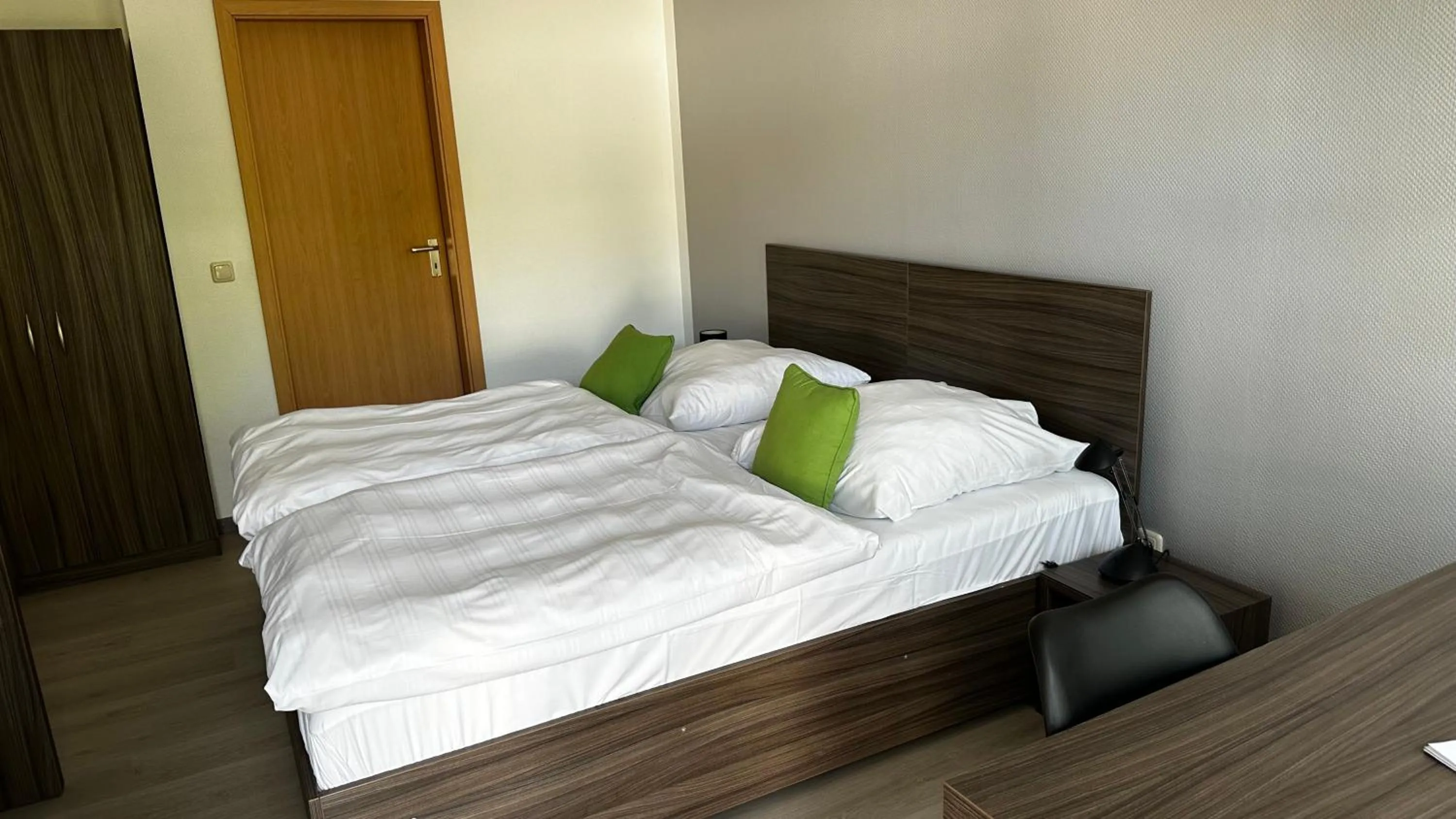 Photo of the whole room, Bed in Messe Motel Laatzen