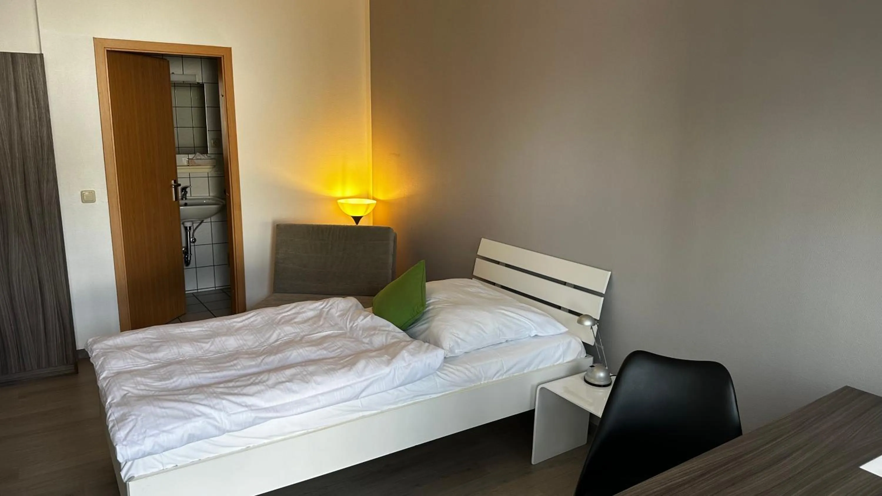 Photo of the whole room, Bed in Messe Motel Laatzen