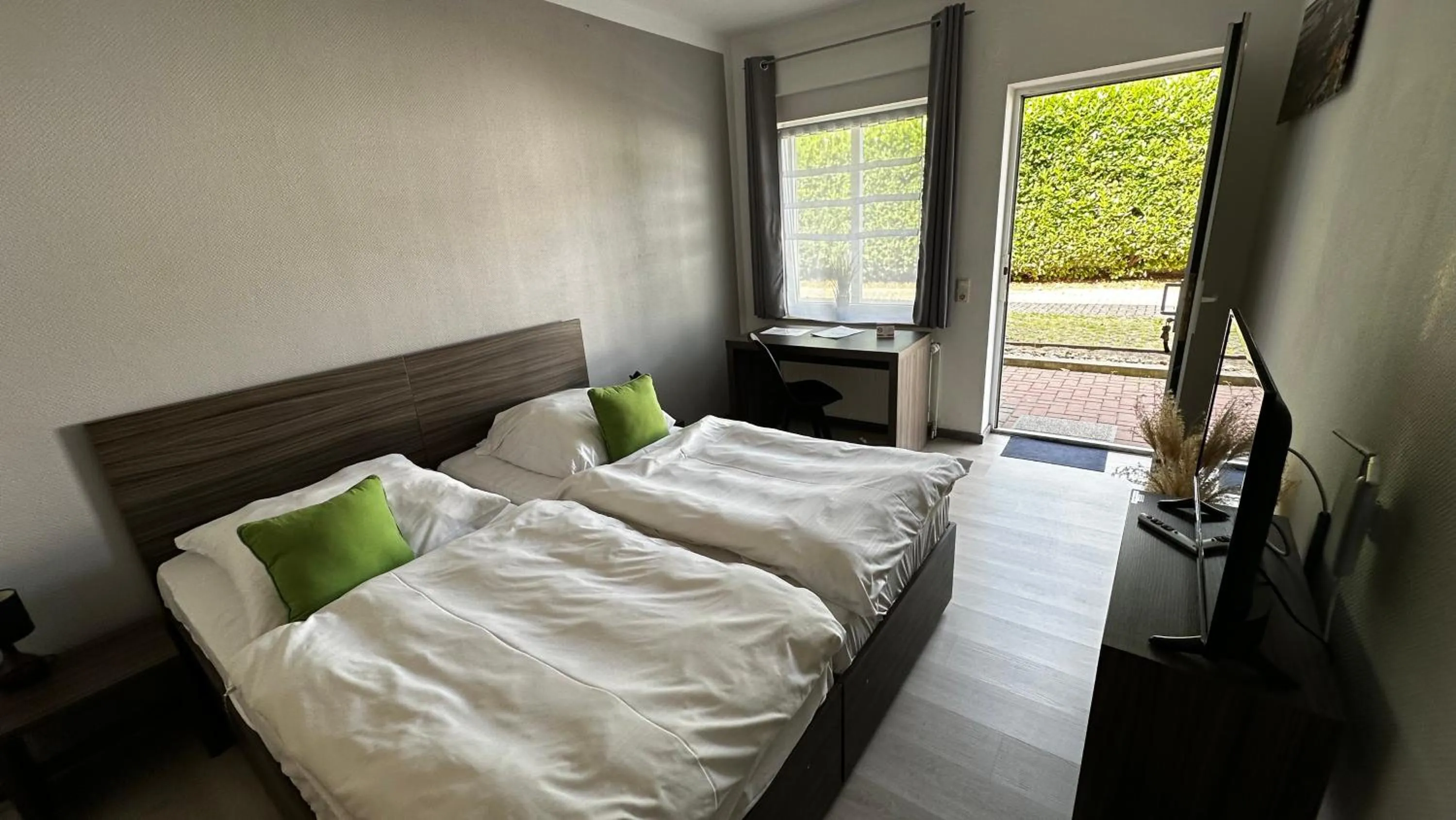 Photo of the whole room, Bed in Messe Motel Laatzen
