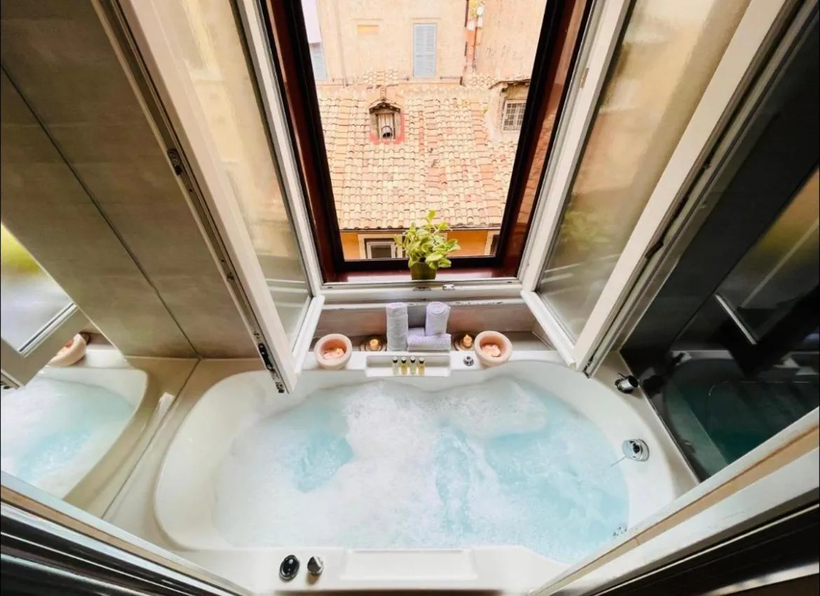 Hot Tub in Town House Spagna- luxury Rooms with Jacuzzi Bath
