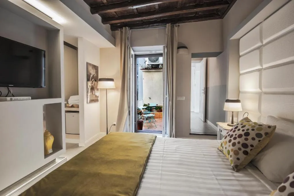 Photo of the whole room, Bed in Town House Spagna- luxury Rooms with Jacuzzi Bath