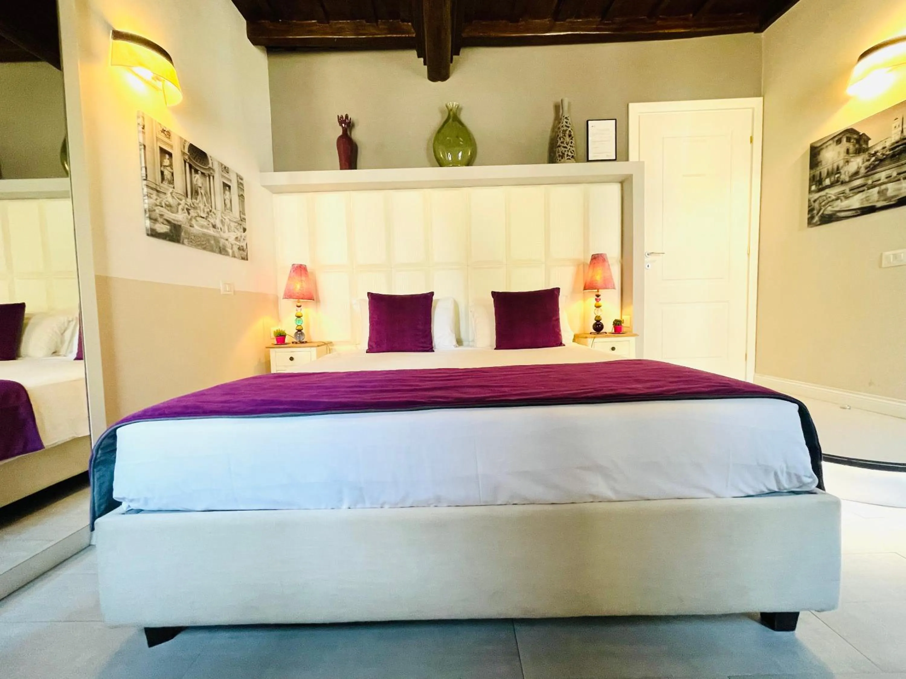 Bed in Town House Spagna- luxury Rooms with Jacuzzi Bath