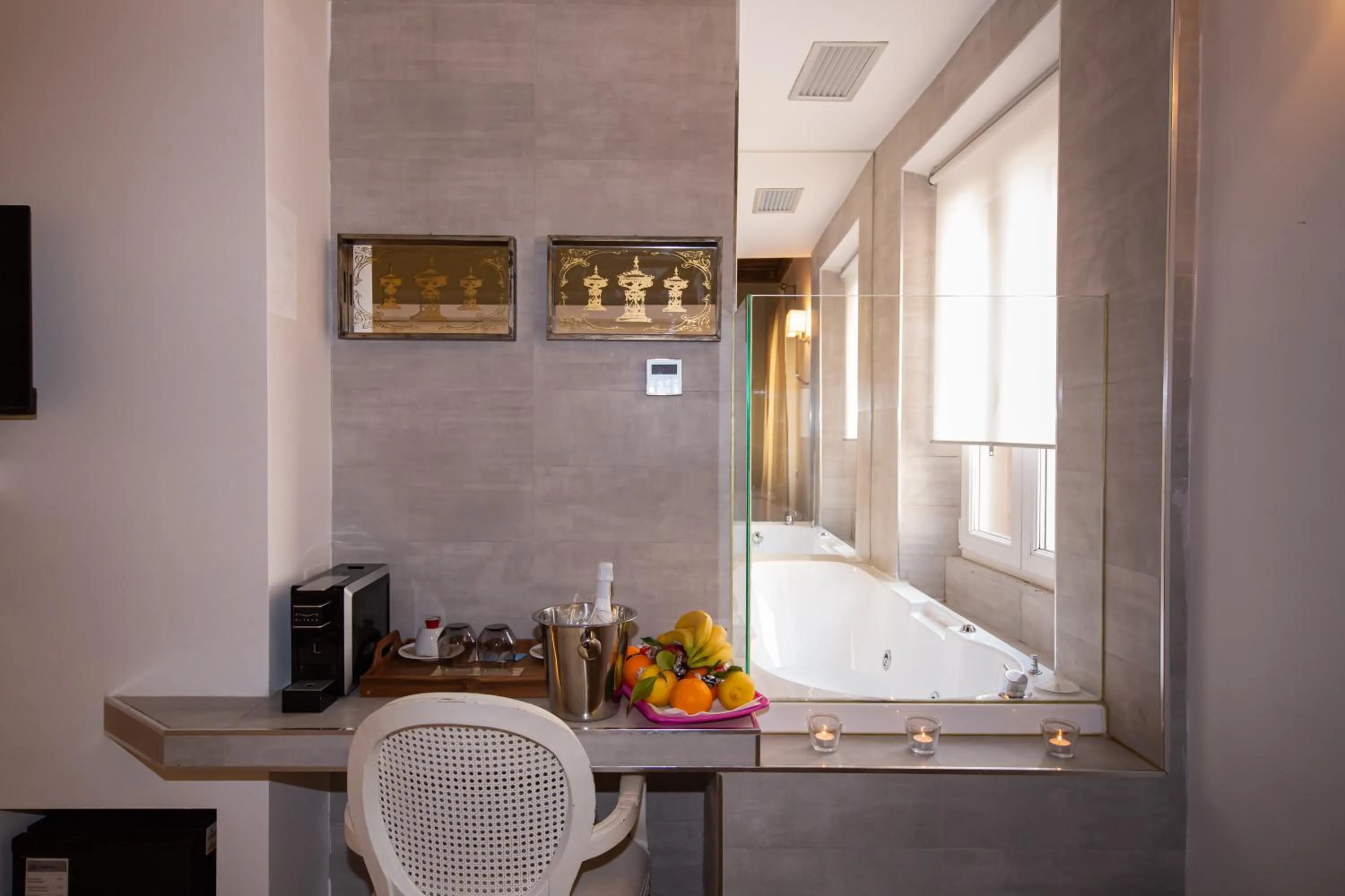 Coffee/tea facilities in Town House Spagna- luxury Rooms with Jacuzzi Bath
