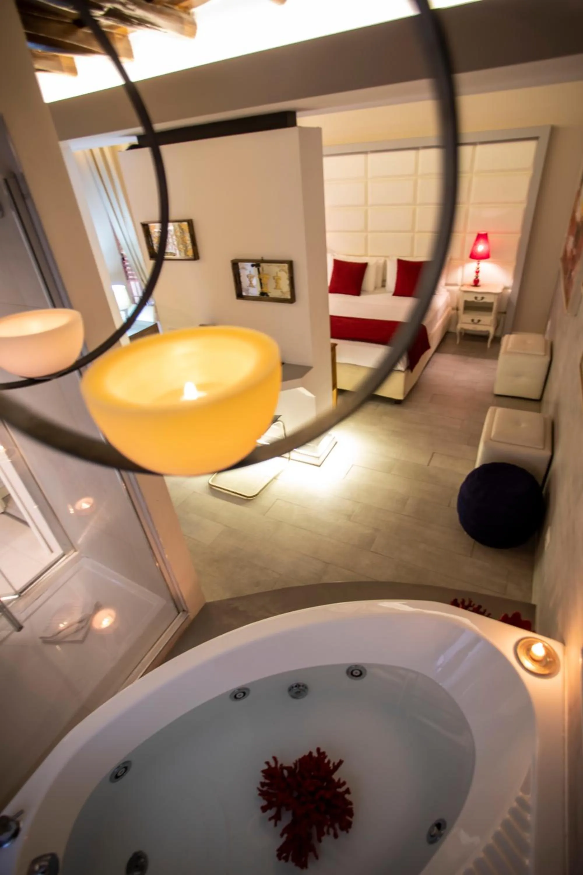 Hot Tub in Town House Spagna- luxury Rooms with Jacuzzi Bath